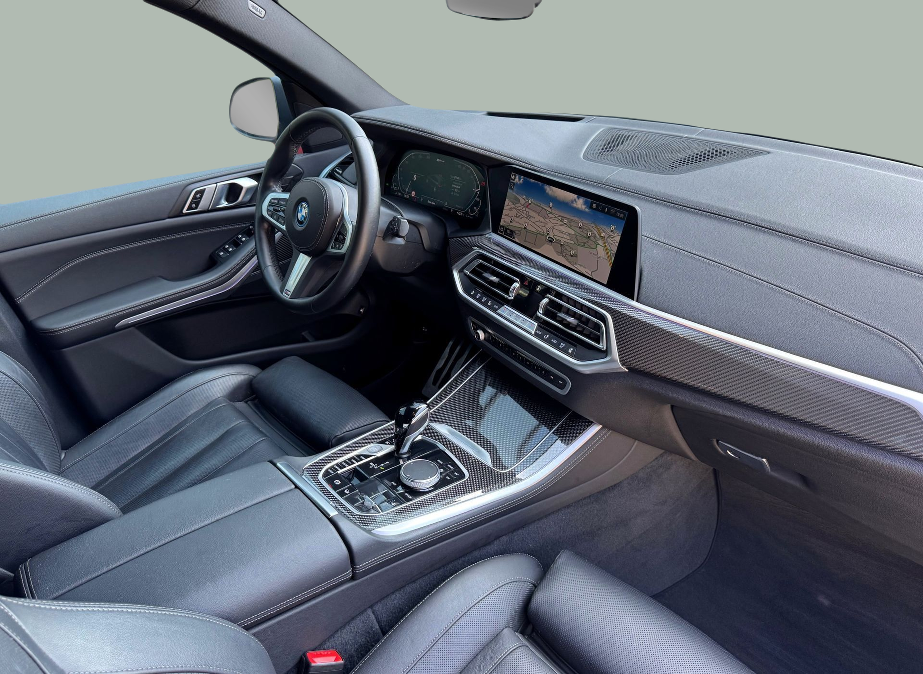 BMW X5 xDrive45e color Gris. Año 2022. 290KW(394CV). Elétrico / Gasolina Híbrido. En concesionario Santogal Oeiras de Oeiras