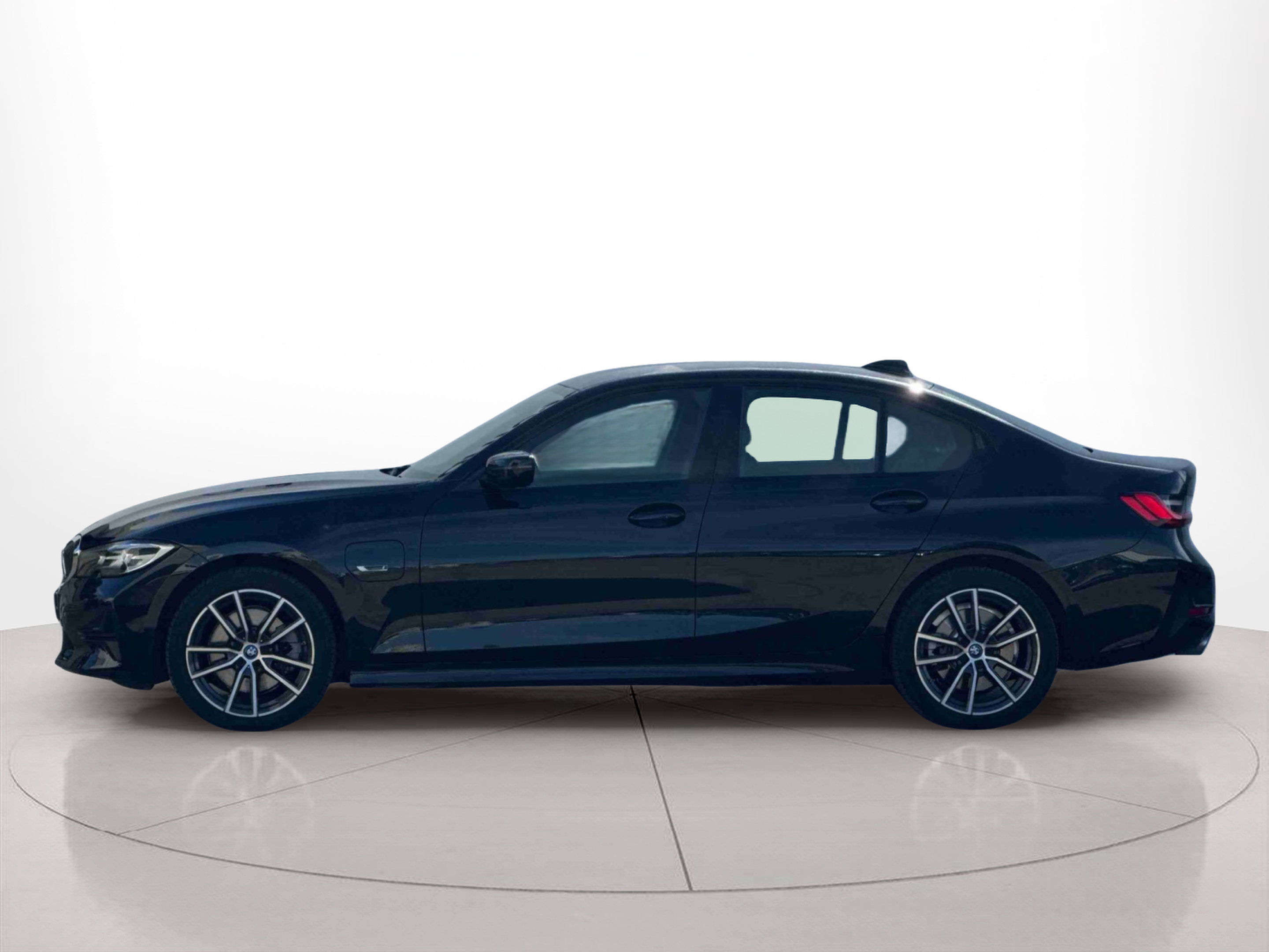 Fotos de BMW Série 3 320e Berlina color Negro. Año 2022. 150KW(204CV). Elétrico / Gasolina Híbrido. En concesionario Santogal Praça de Espanha - Lisboa de Lisboa