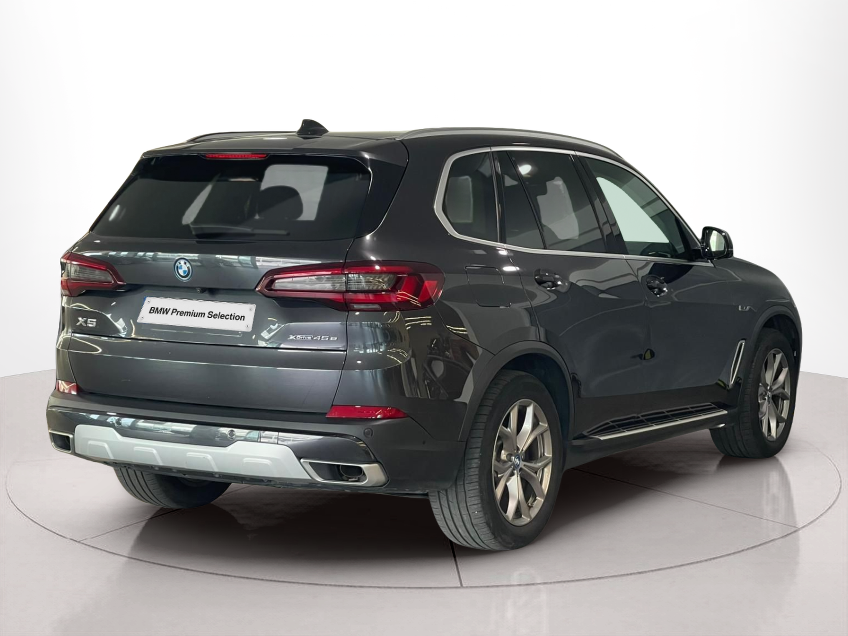 BMW X5 xDrive45e color Gris. Año 2022. 290KW(394CV). Elétrico / Gasolina Híbrido. En concesionario Santogal Carnaxide de Oeiras