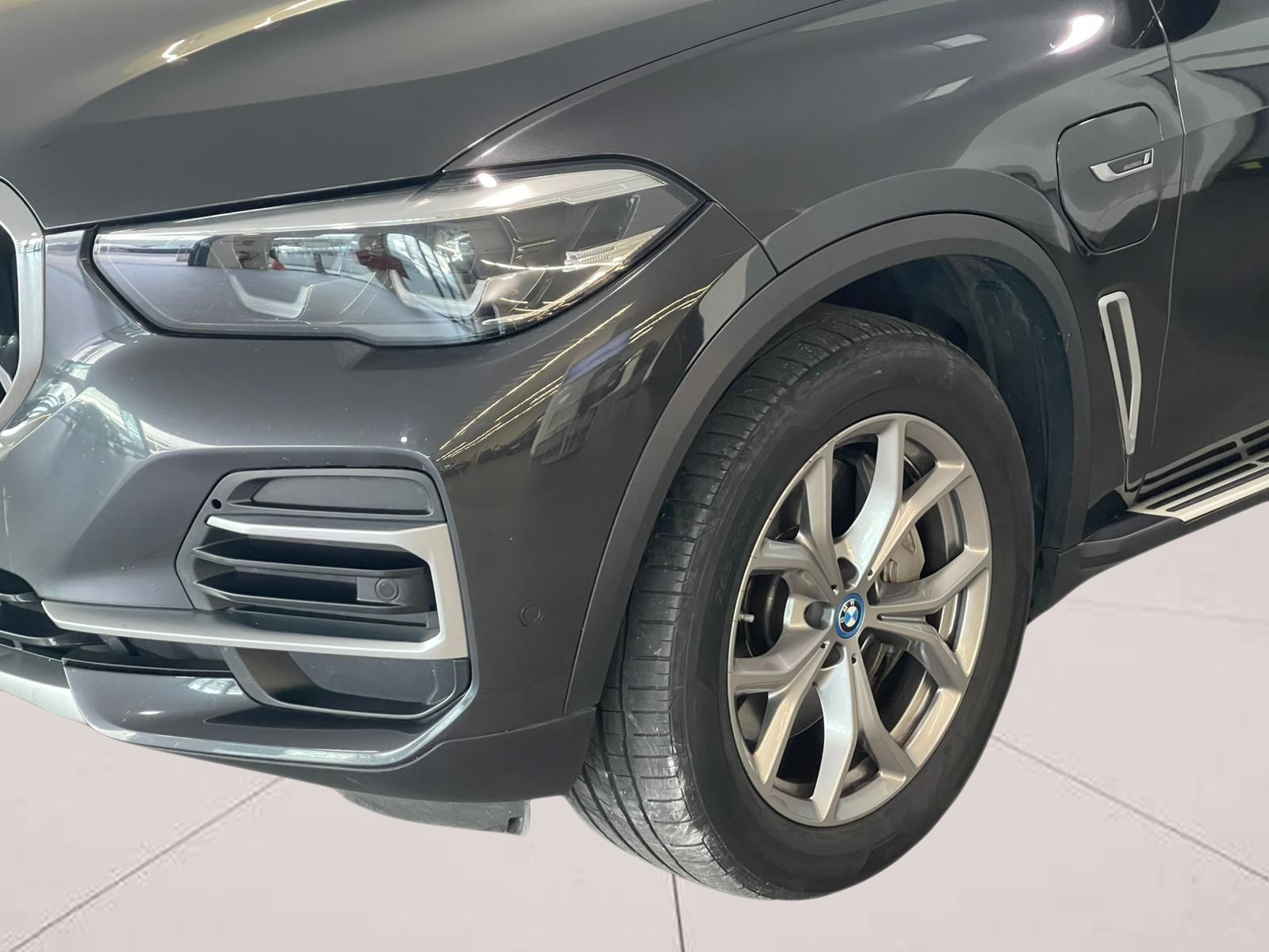 BMW X5 xDrive45e color Gris. Año 2022. 290KW(394CV). Elétrico / Gasolina Híbrido. En concesionario Santogal Carnaxide de Oeiras