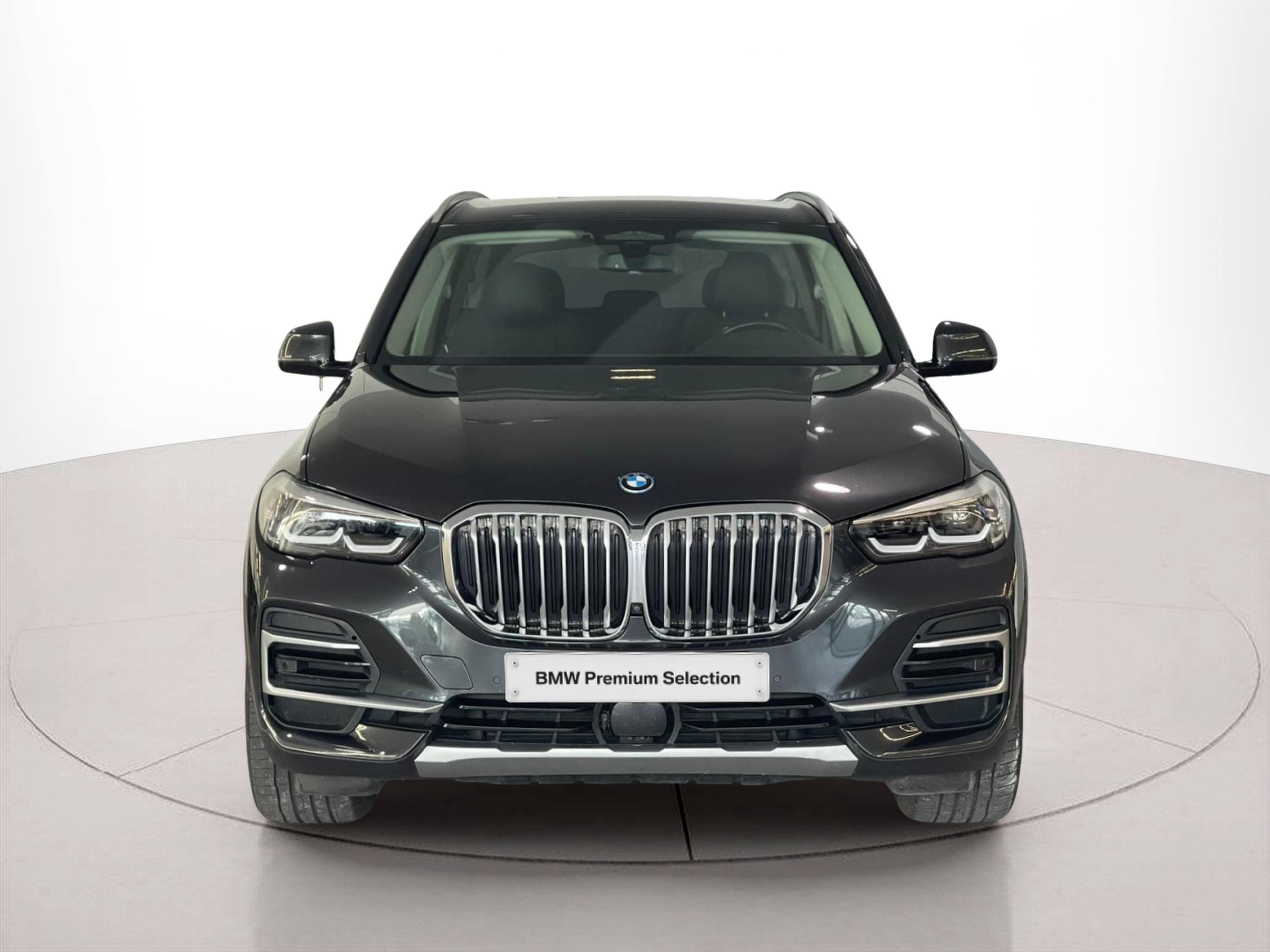 Fotos de BMW X5 xDrive45e color Gris. Año 2022. 290KW(394CV). Elétrico / Gasolina Híbrido. En concesionario Santogal Carnaxide de Oeiras