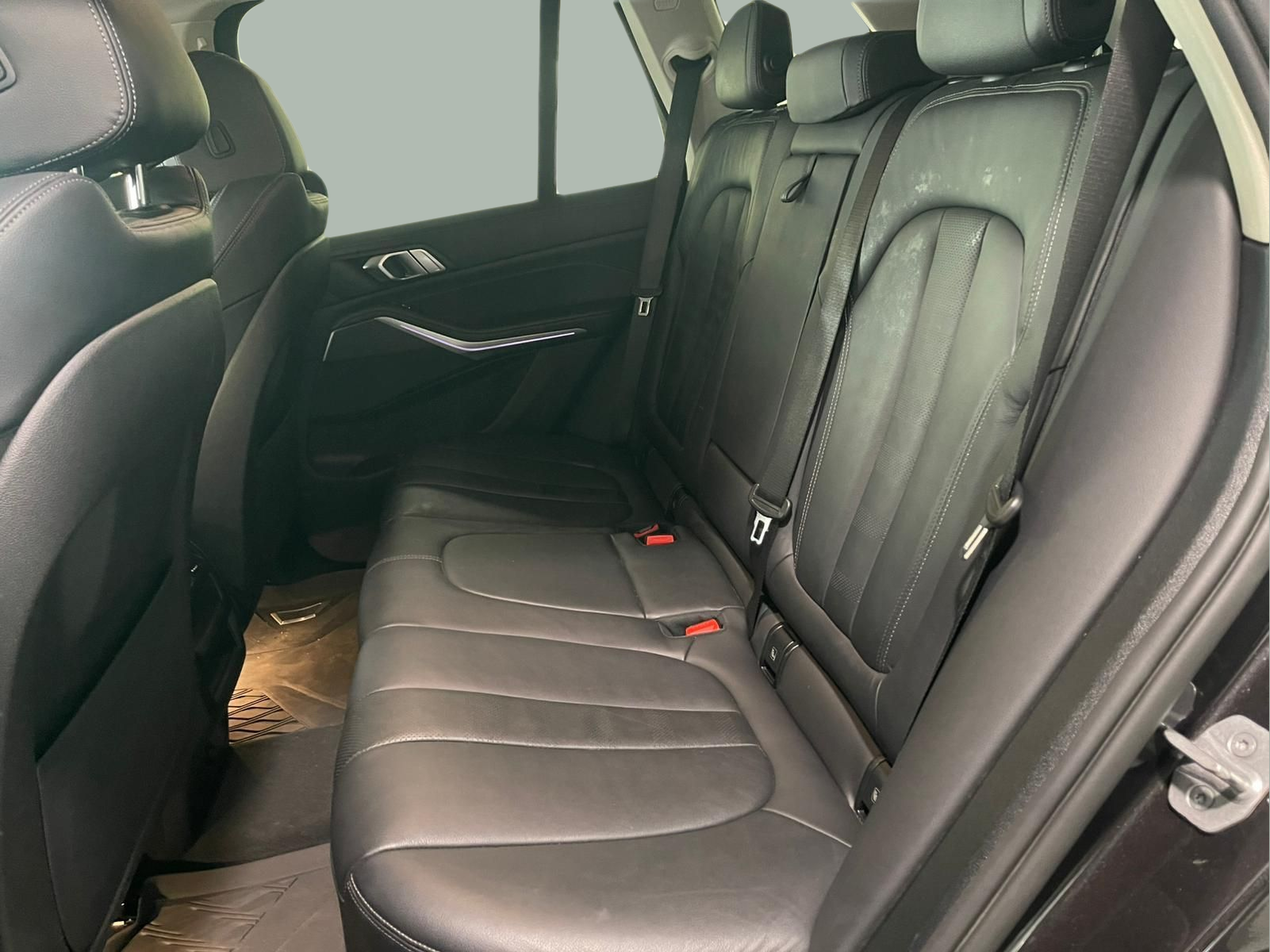 BMW X5 xDrive45e color Gris. Año 2022. 290KW(394CV). Elétrico / Gasolina Híbrido. En concesionario Santogal Carnaxide de Oeiras