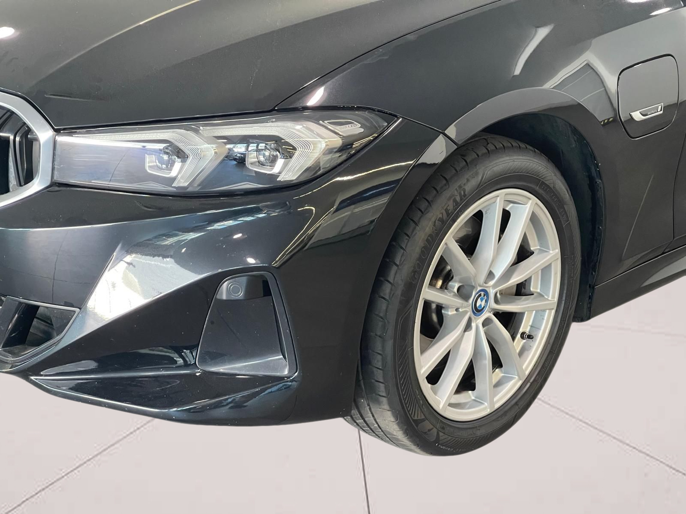 BMW Série 3 320e Touring color Negro. Año 2022. 150KW(204CV). Elétrico / Gasolina Híbrido. En concesionario Santogal Carnaxide de Oeiras