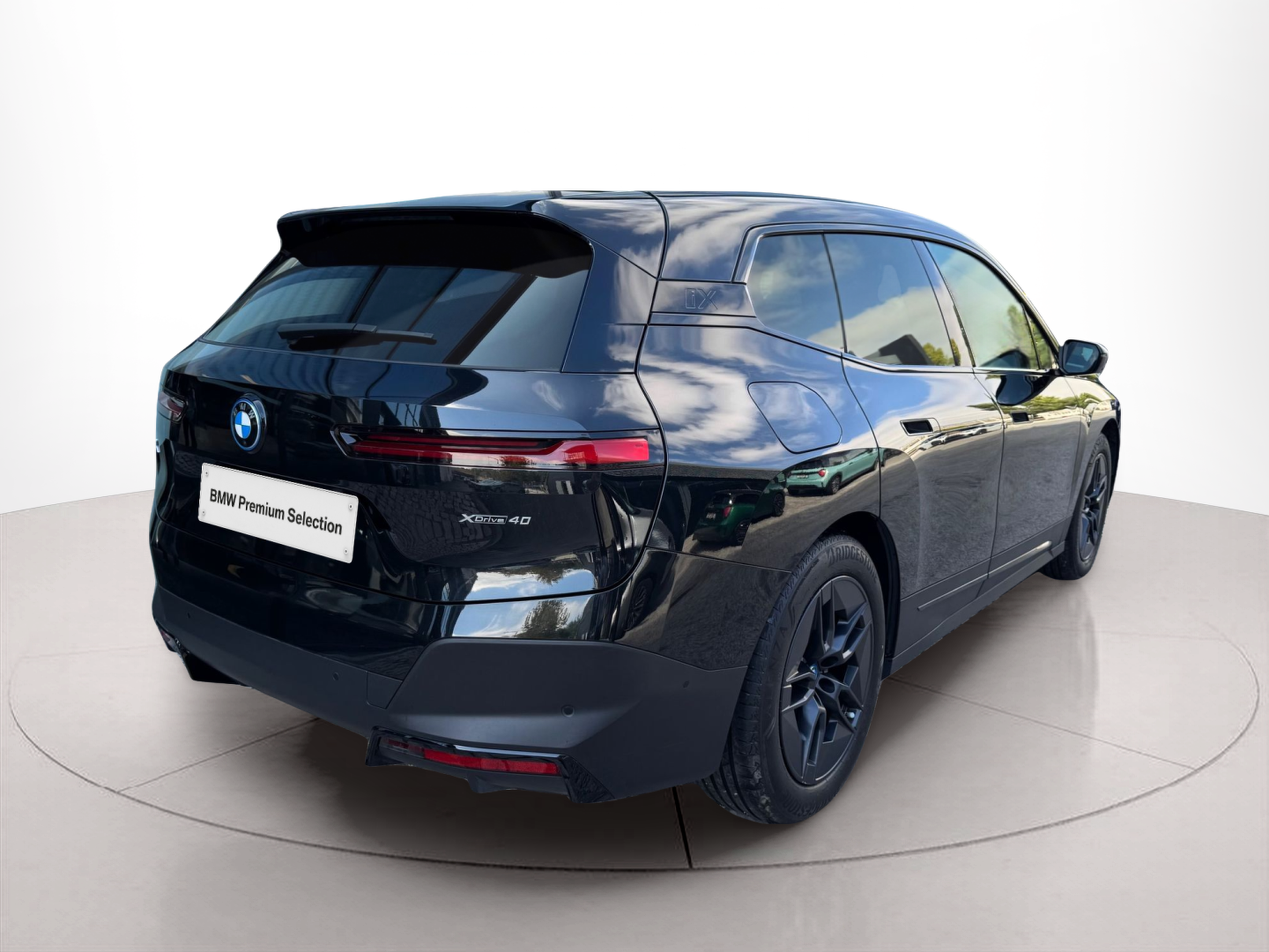 BMW iX xDrive40 color Negro. Año 2023. 240KW(326CV). Elétrico. En concesionario Santogal Oeiras de Oeiras