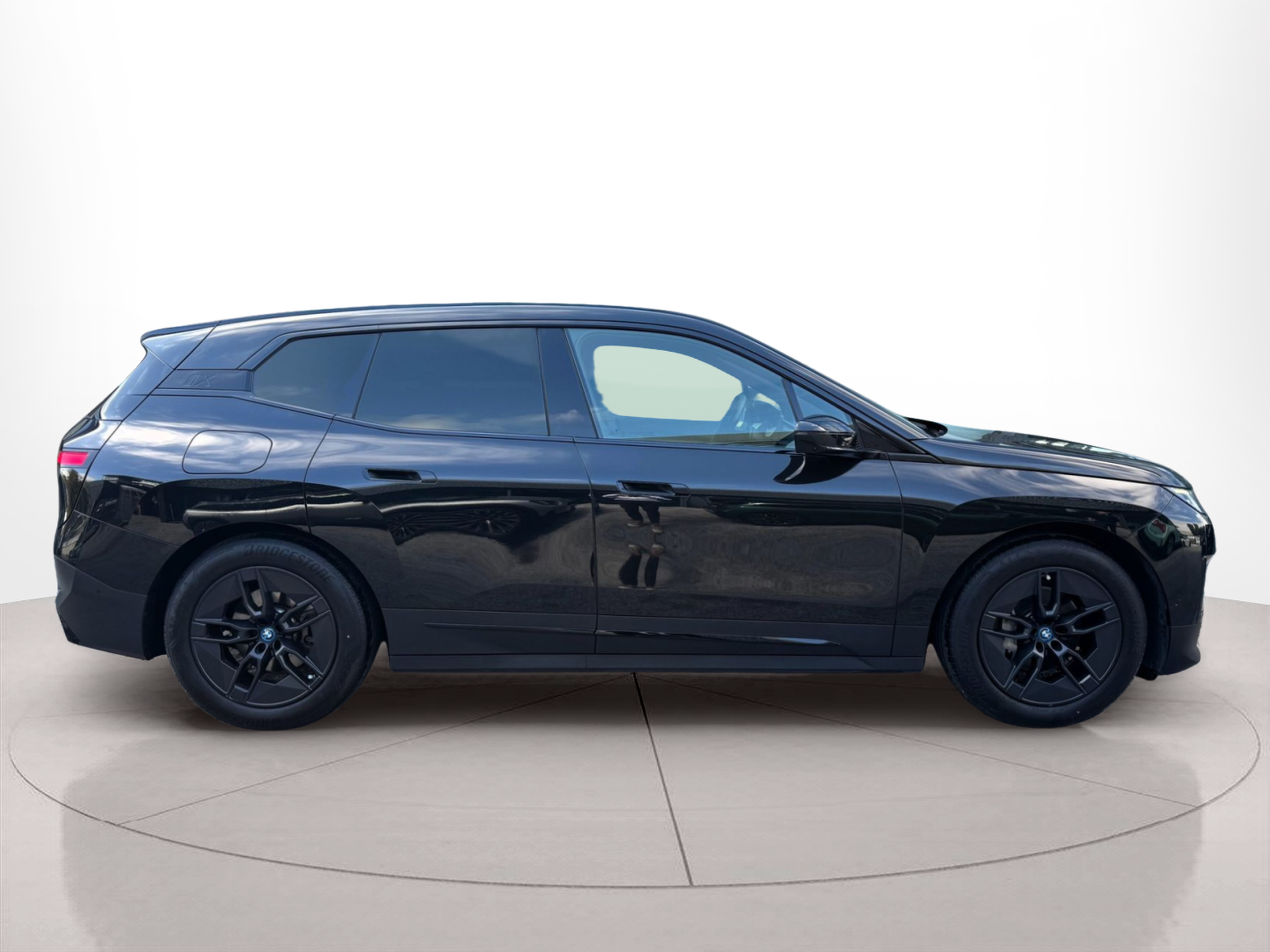 Fotos de BMW iX xDrive40 color Negro. Año 2023. 240KW(326CV). Elétrico. En concesionario Santogal Oeiras de Oeiras