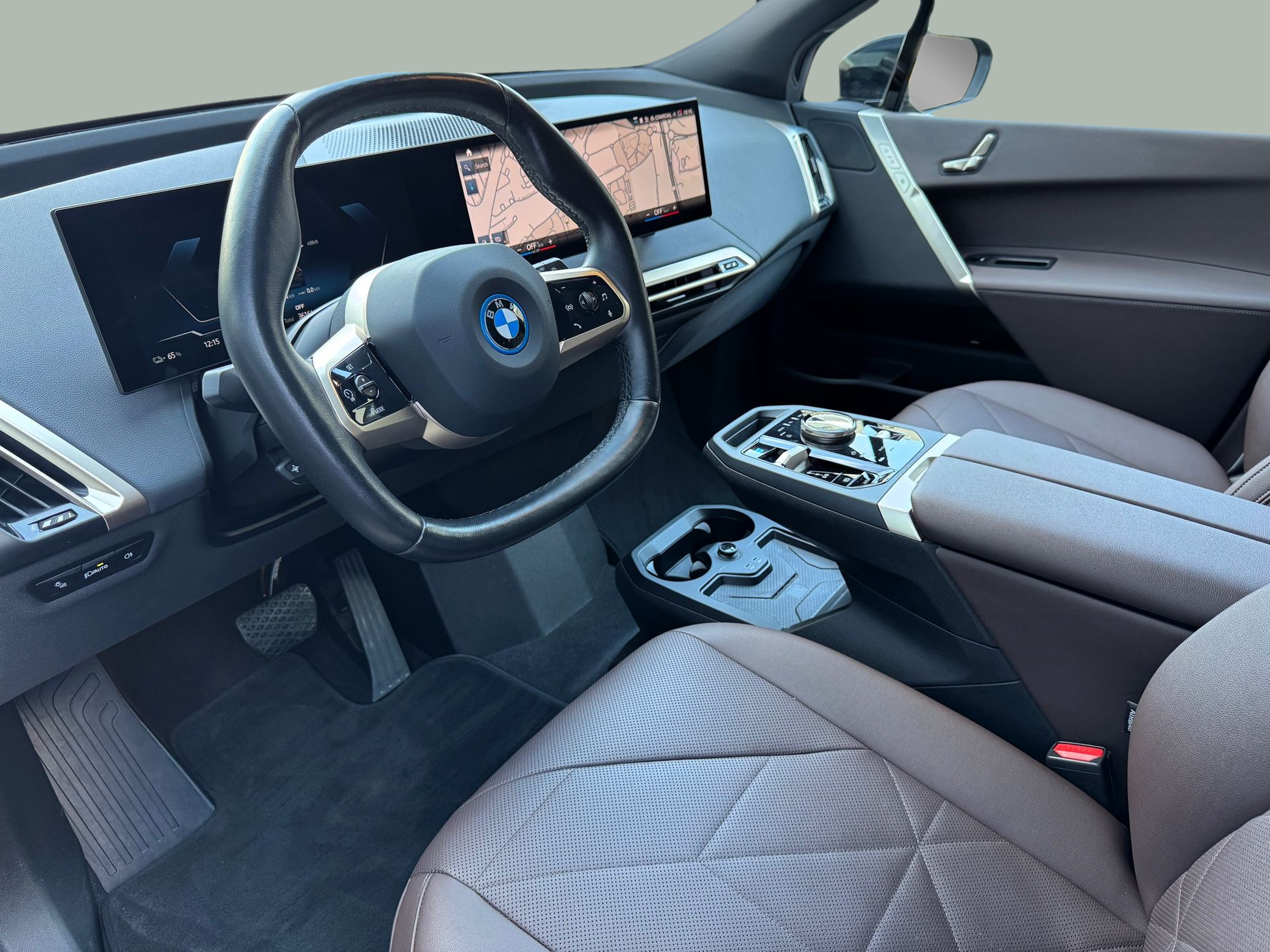 BMW iX xDrive40 color Negro. Año 2023. 240KW(326CV). Elétrico. En concesionario Santogal Oeiras de Oeiras