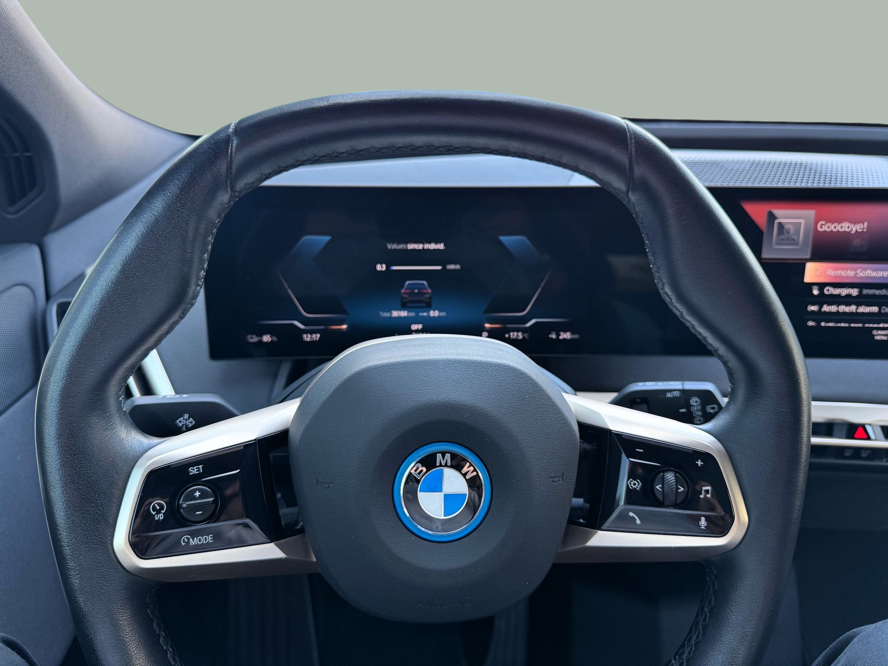 BMW iX xDrive40 color Negro. Año 2023. 240KW(326CV). Elétrico. En concesionario Santogal Oeiras de Oeiras