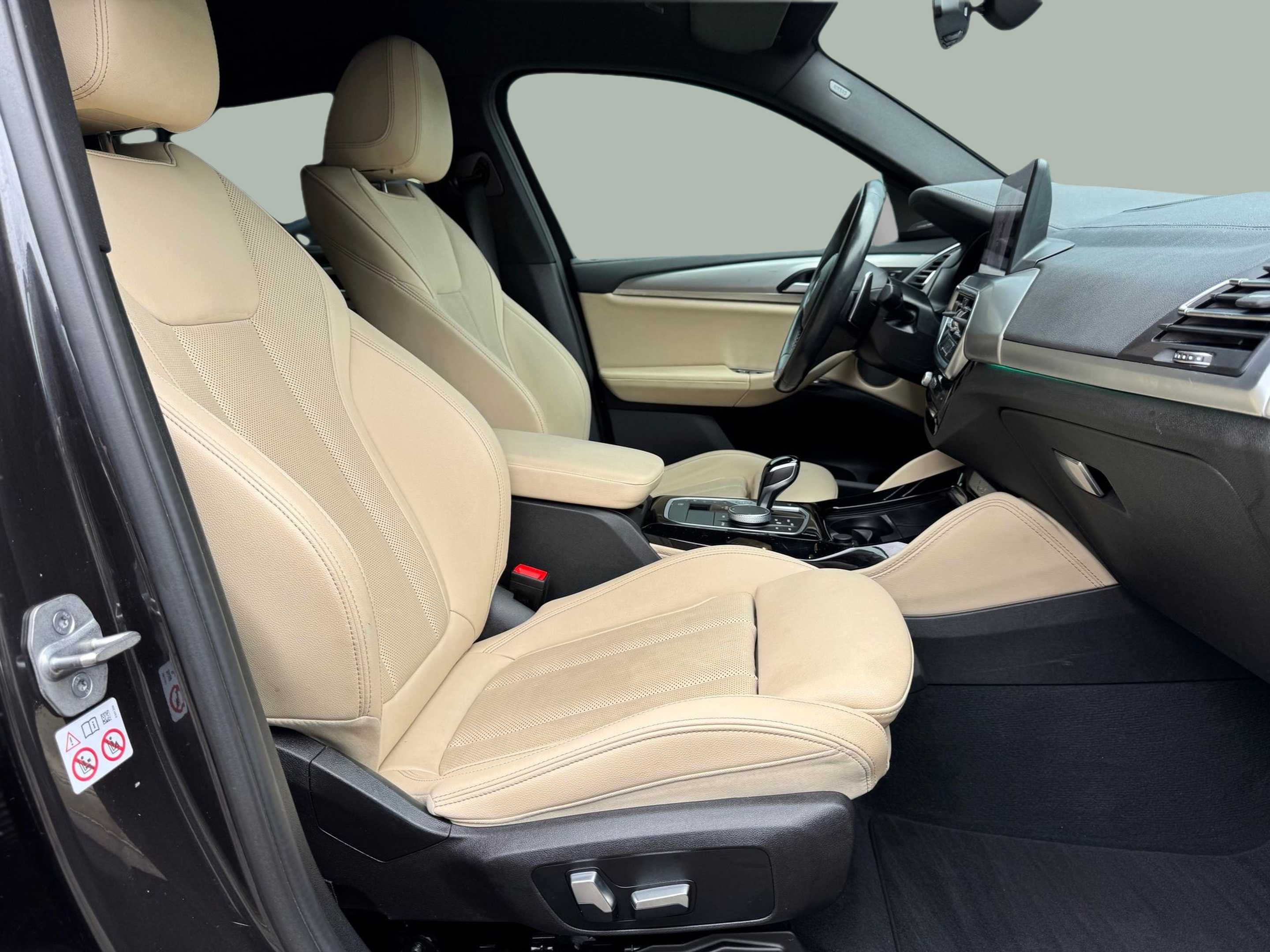 BMW X4 xDrive20d color Gris oscuro. Año 2023. 140KW(190CV). Diesel. En concesionario Santogal Oeiras de Oeiras