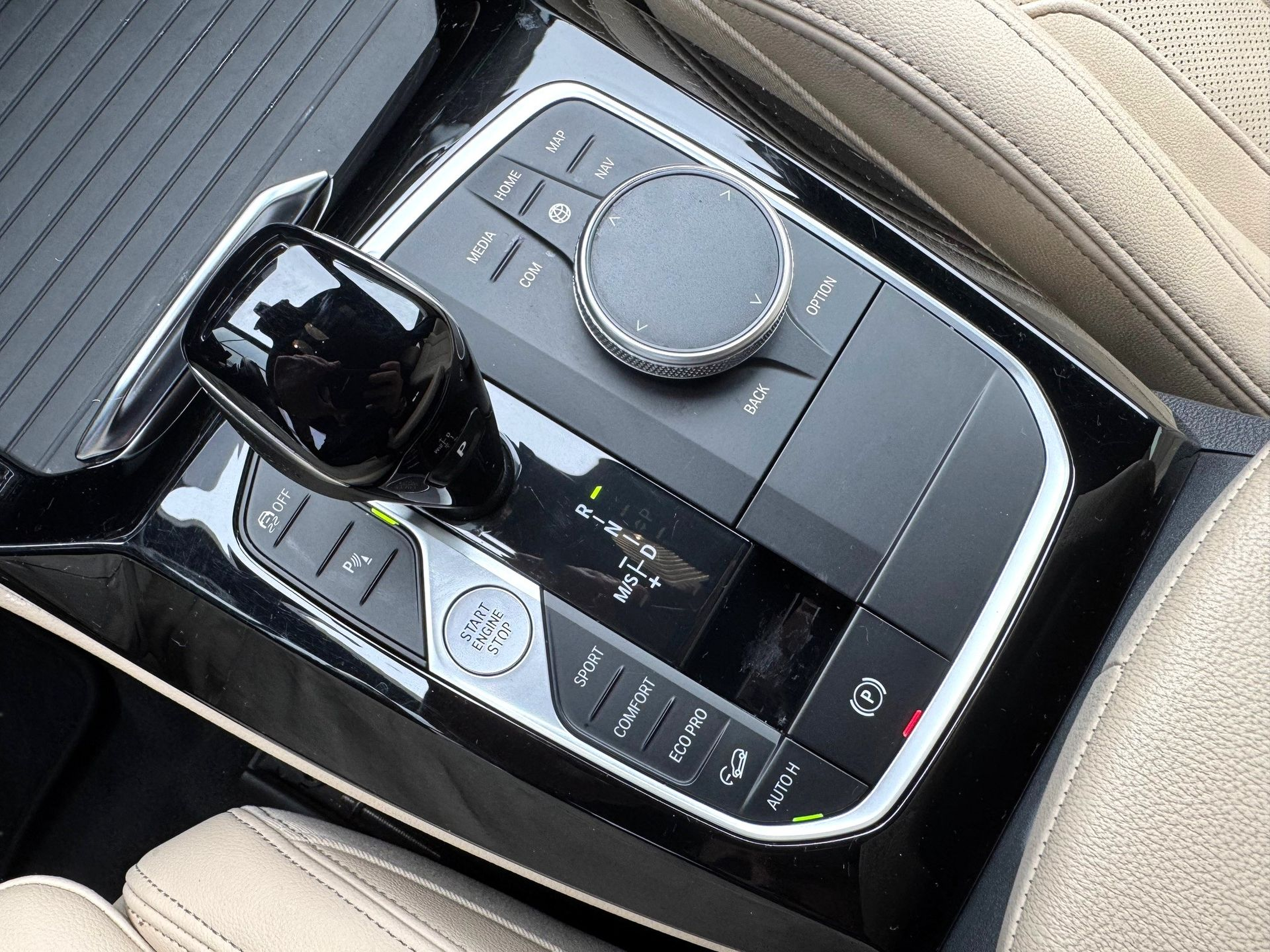 BMW X4 xDrive20d color Gris oscuro. Año 2023. 140KW(190CV). Diesel. En concesionario Santogal Oeiras de Oeiras