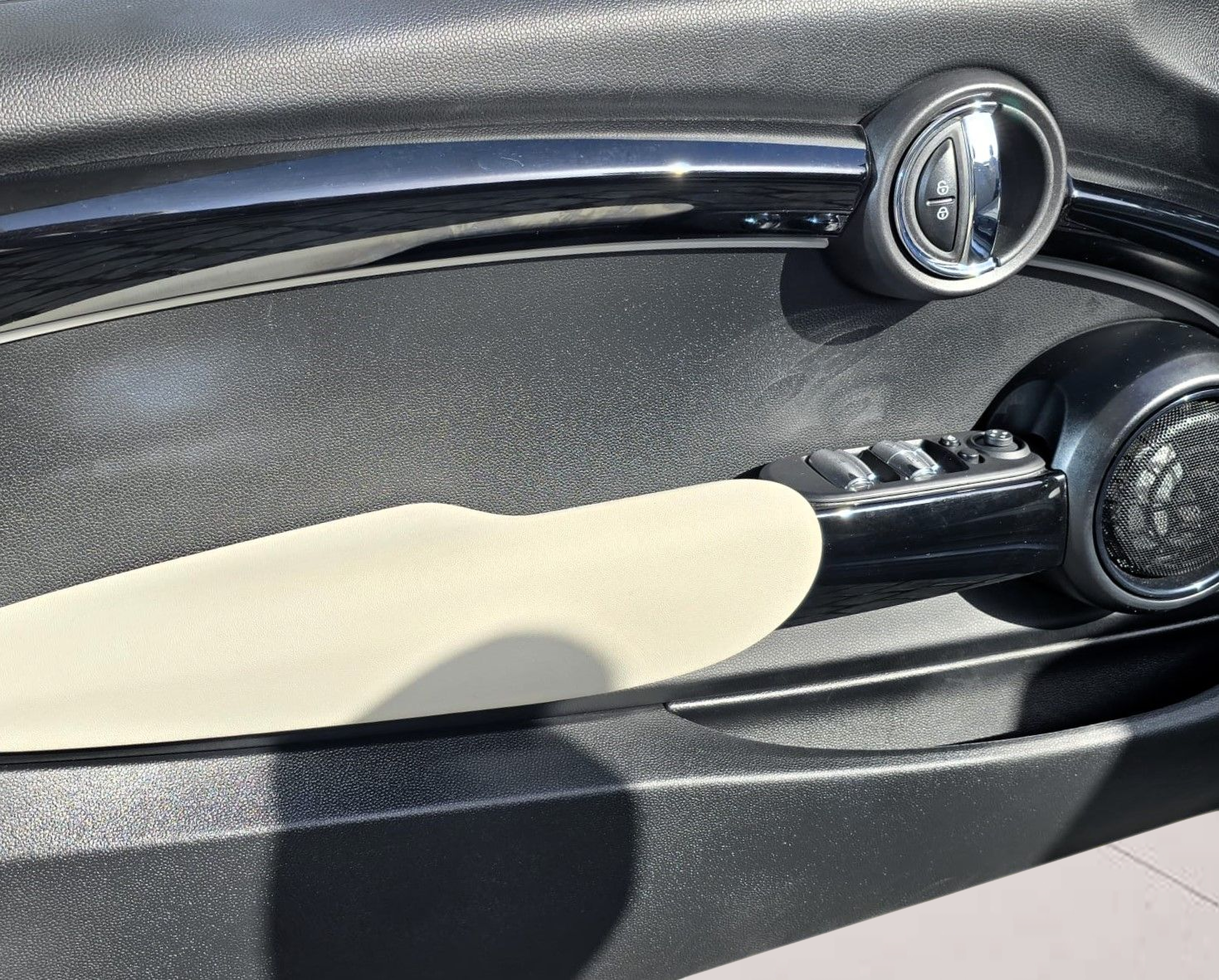 fotoG 12 del MINI MINI Cabrio Cooper 100 kW (136 CV) 136cv Gasolina de 2023 em Oeiras