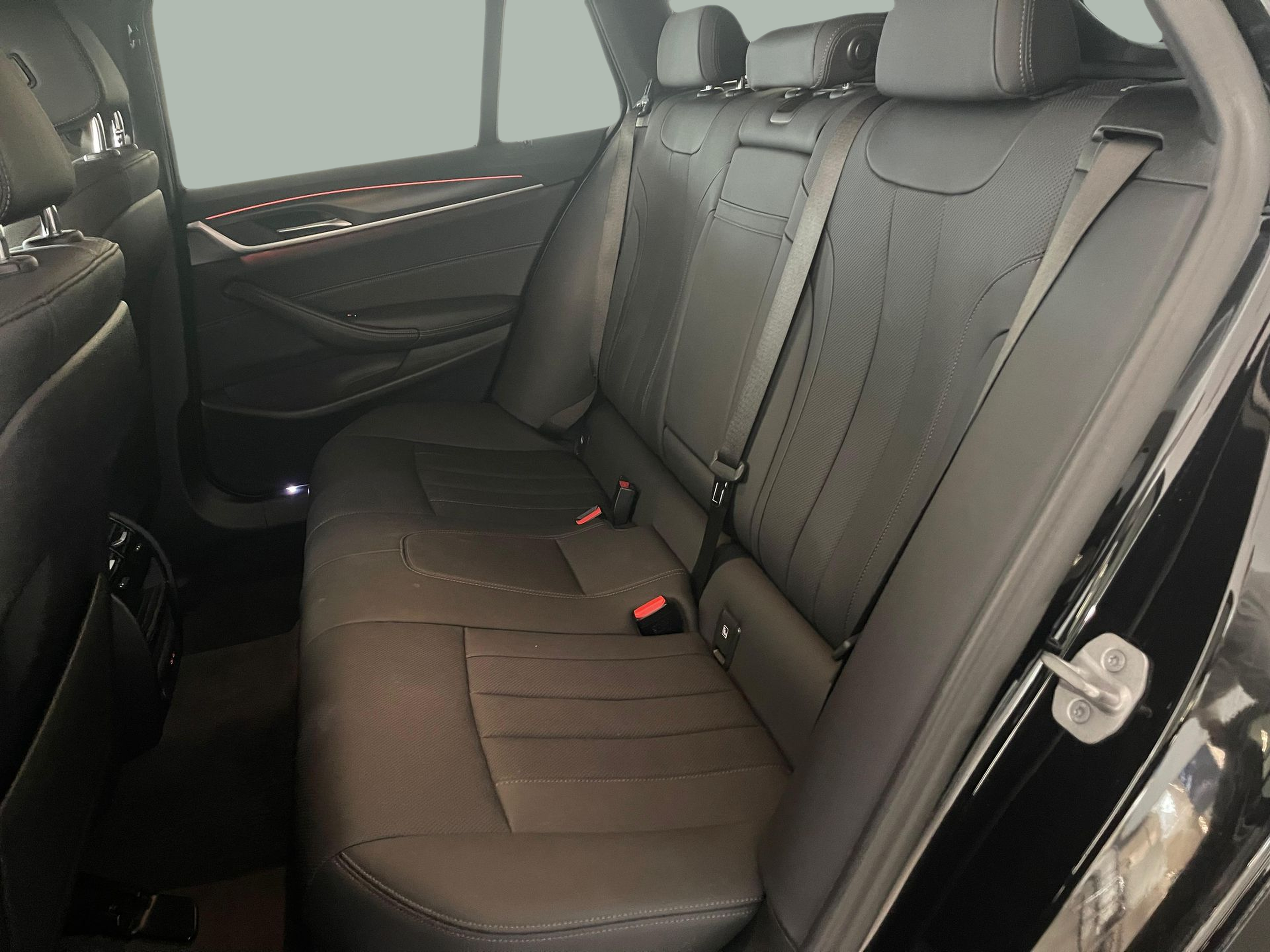 BMW Série 5 520d Touring color Negro. Año 2023. 140KW(190CV). Diesel. En concesionario Santogal Carnaxide de Oeiras