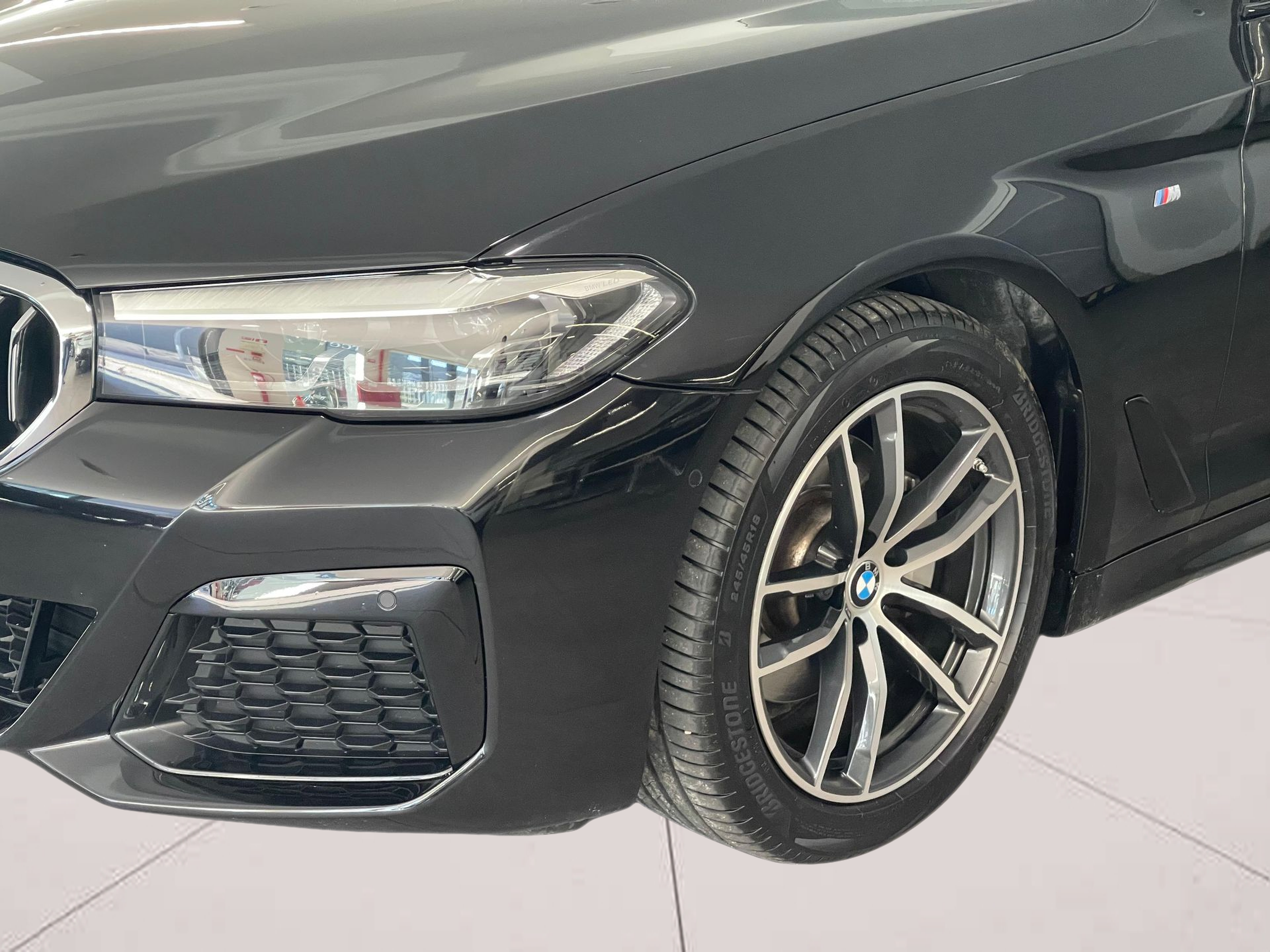 BMW Série 5 520d Touring color Negro. Año 2023. 140KW(190CV). Diesel. En concesionario Santogal Carnaxide de Oeiras