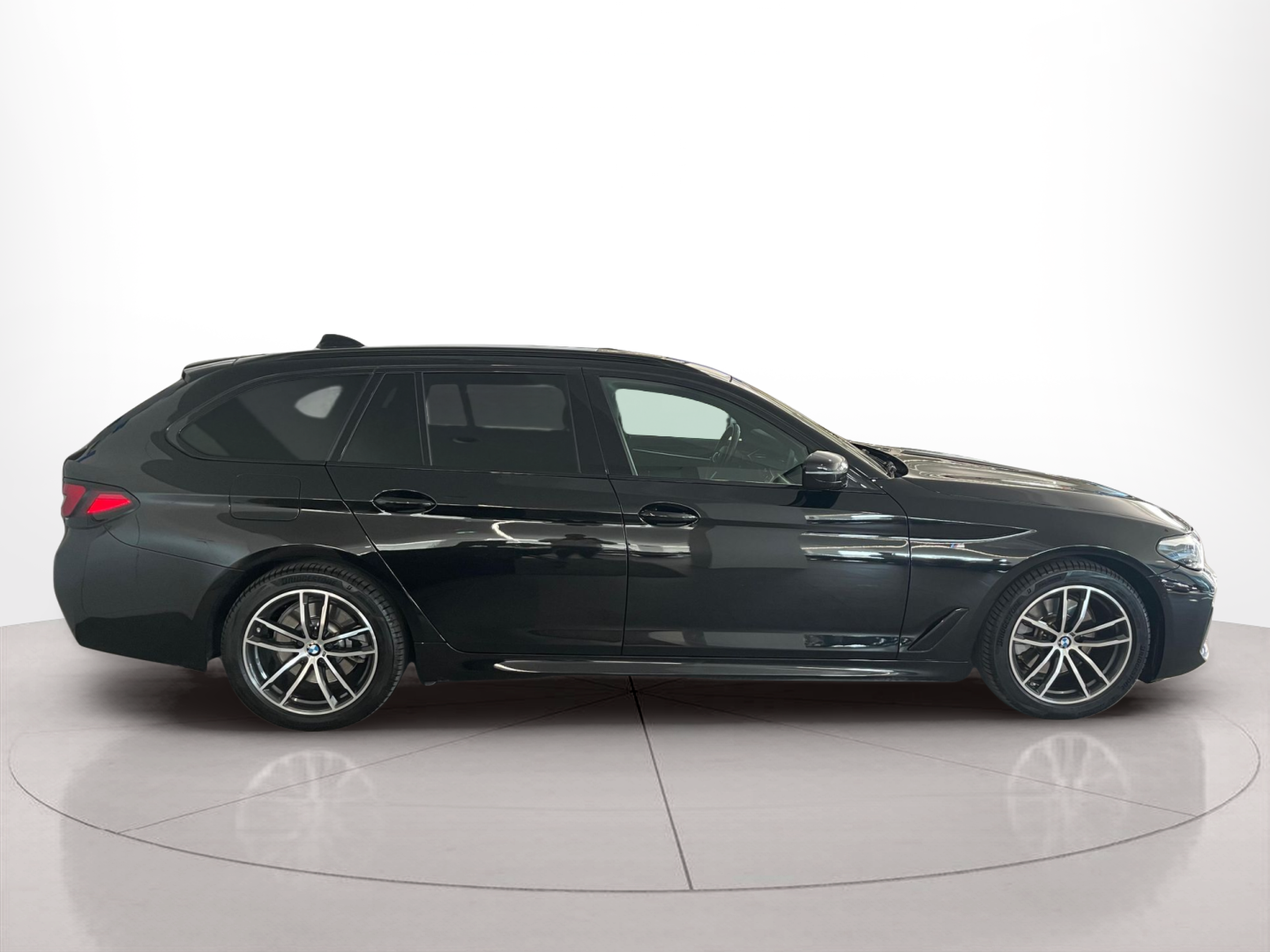 Fotos de BMW Série 5 520d Touring color Negro. Año 2023. 140KW(190CV). Diesel. En concesionario Santogal Carnaxide de Oeiras