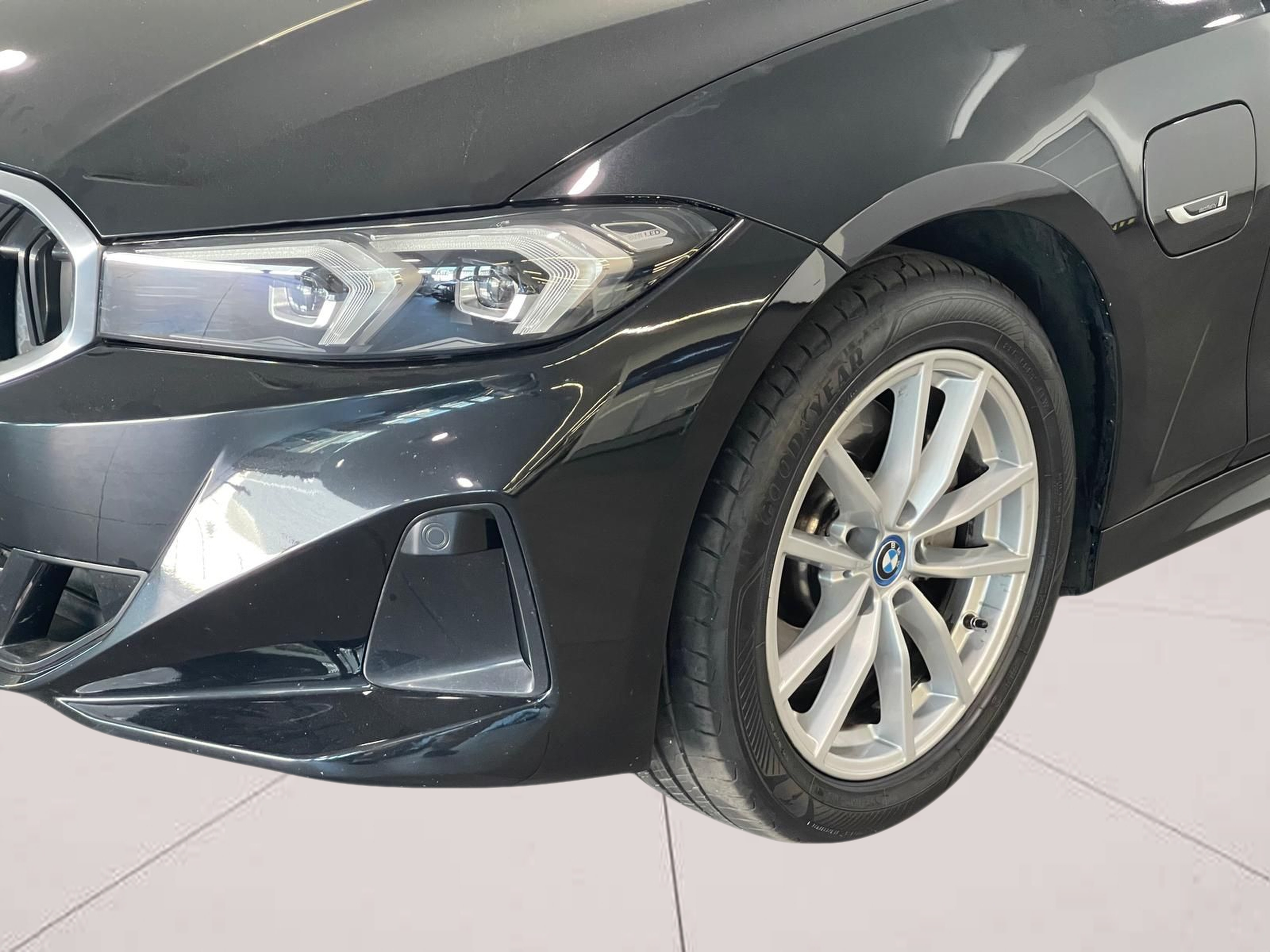 BMW Série 3 320e Touring color Negro. Año 2023. 150KW(204CV). Elétrico / Gasolina Híbrido. En concesionario Santogal Carnaxide de Oeiras