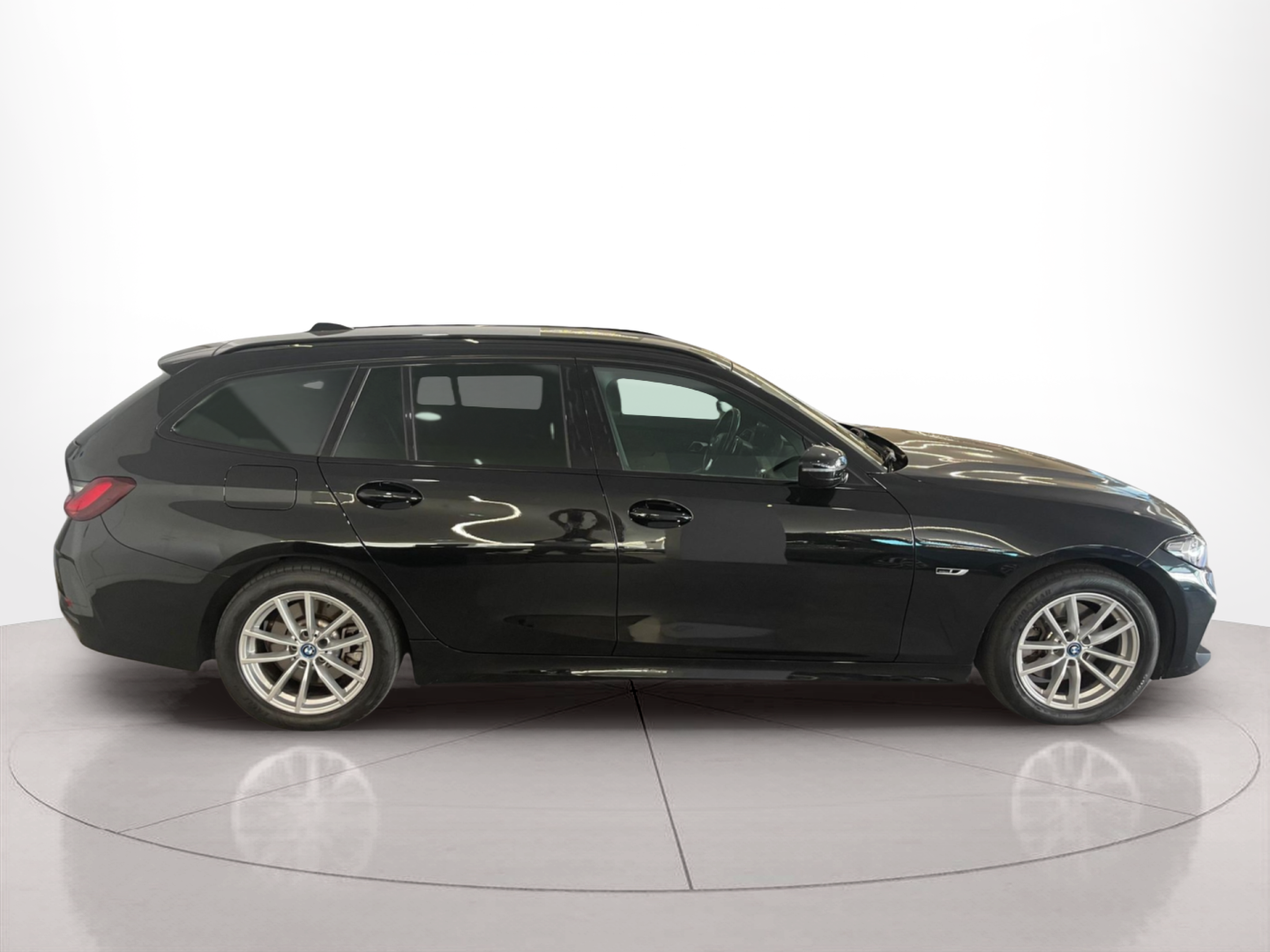 Fotos de BMW Série 3 320e Touring color Negro. Año 2023. 150KW(204CV). Elétrico / Gasolina Híbrido. En concesionario Santogal Carnaxide de Oeiras