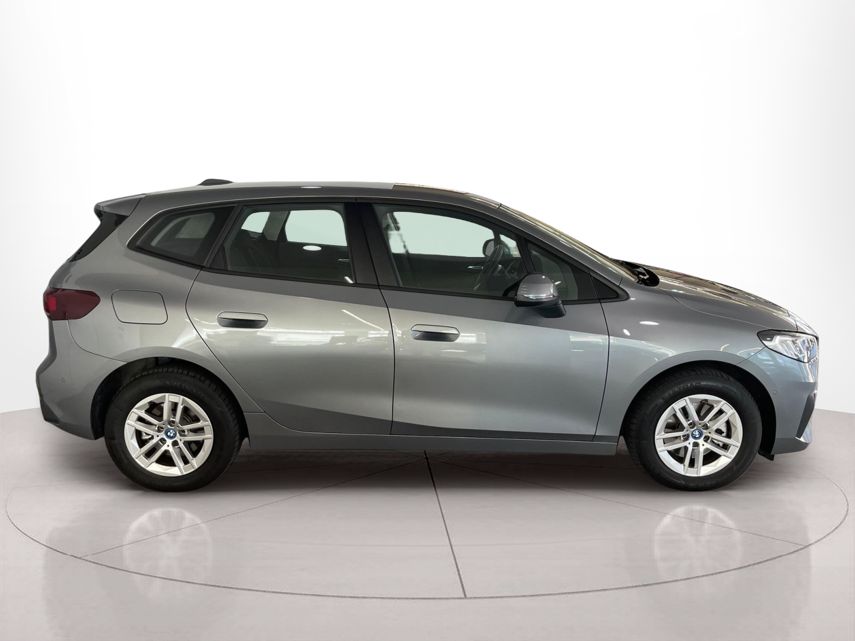 Fotos de BMW Série 2 225xe Active Tourer color Gris. Año 2023. 180KW(245CV). Elétrico / Gasolina Híbrido. En concesionario Santogal Carnaxide de Oeiras