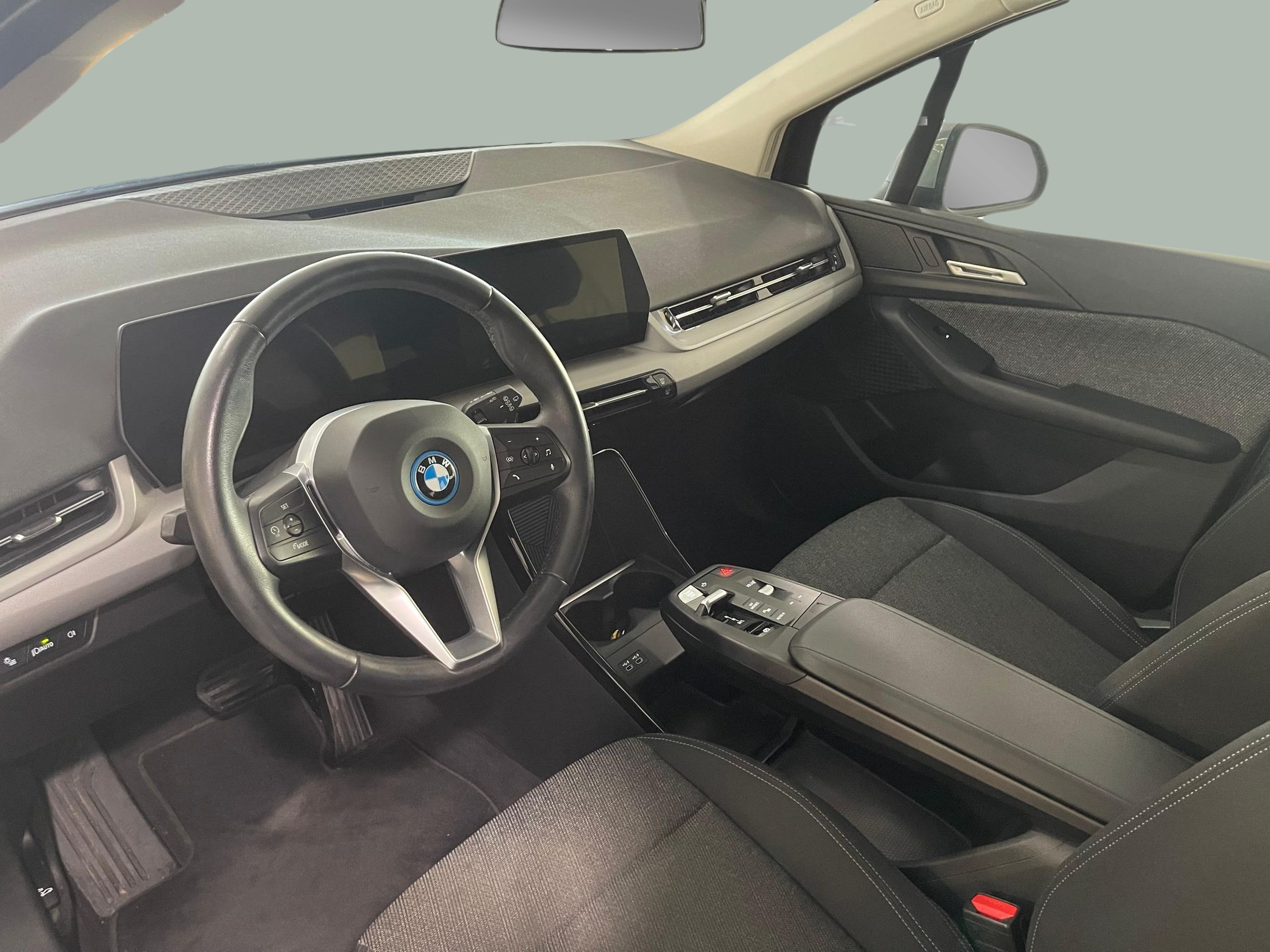 BMW Série 2 225xe Active Tourer color Gris. Año 2023. 180KW(245CV). Elétrico / Gasolina Híbrido. En concesionario Santogal Carnaxide de Oeiras