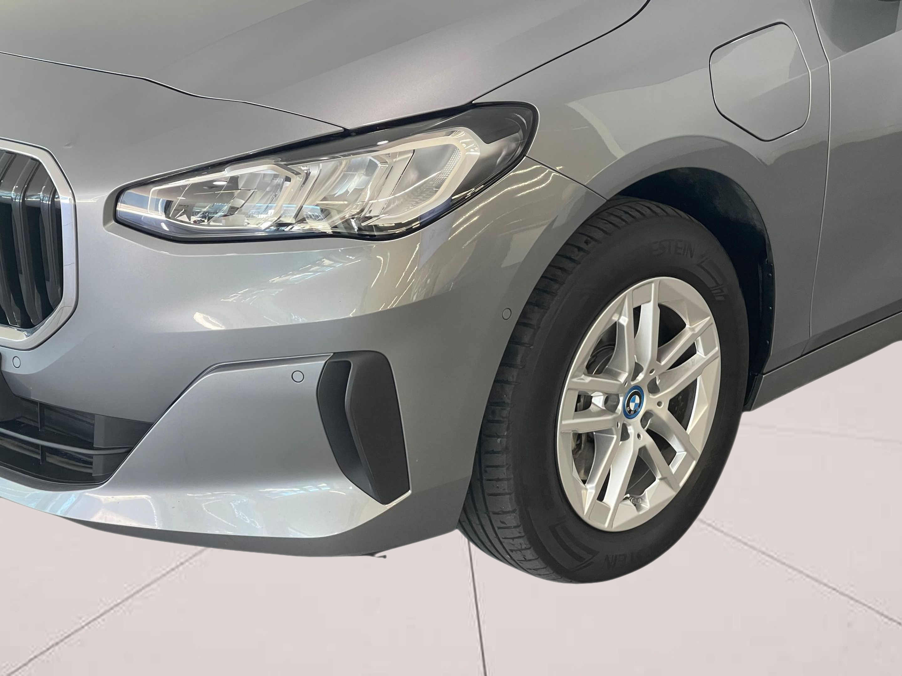 BMW Série 2 225xe Active Tourer color Gris. Año 2023. 180KW(245CV). Elétrico / Gasolina Híbrido. En concesionario Santogal Carnaxide de Oeiras