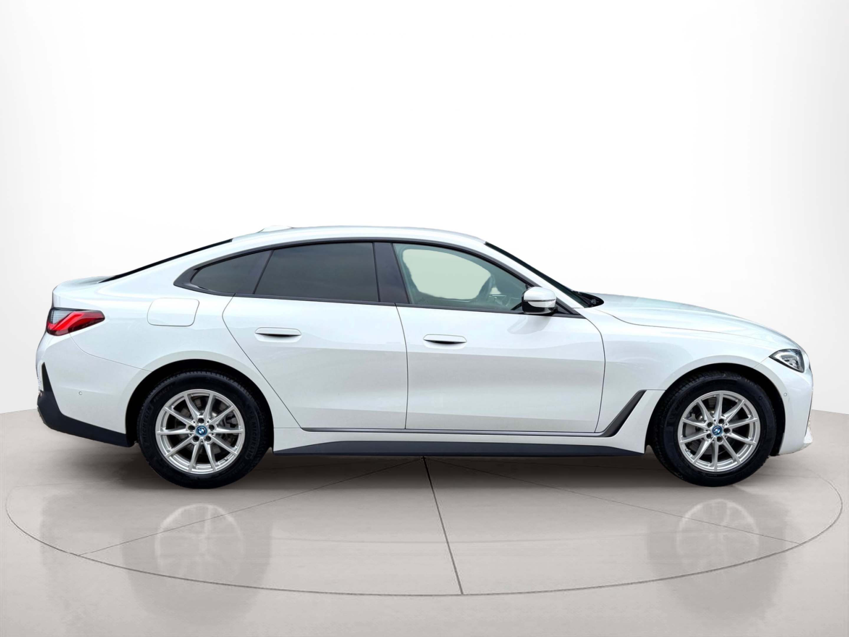 Fotos de BMW i4 i4 eDrive35 color Blanco. Año 2023. 210KW(286CV). Elétrico. En concesionario Santogal Oeiras de Oeiras