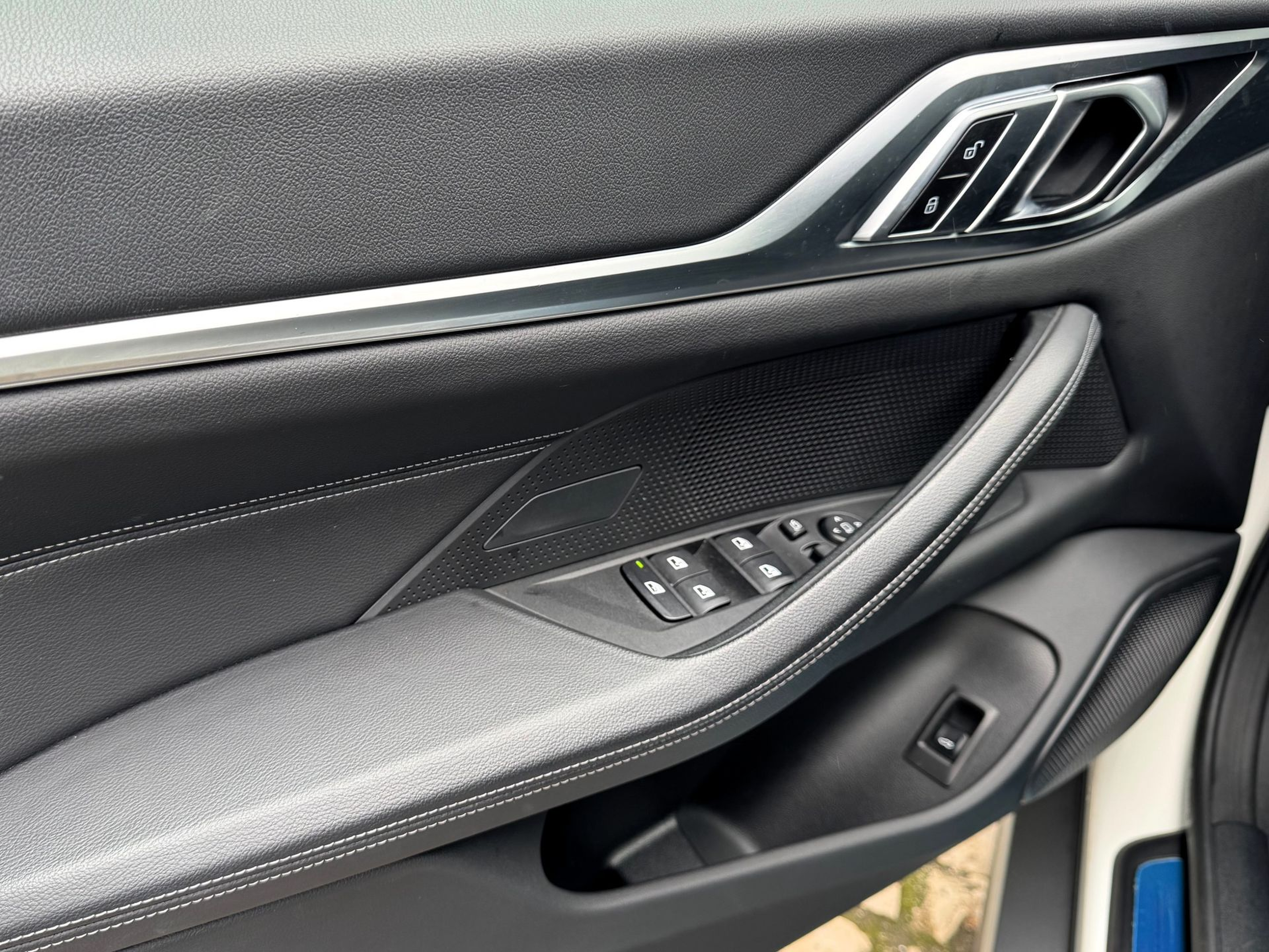 BMW i4 i4 eDrive35 color Blanco. Año 2023. 210KW(286CV). Elétrico. En concesionario Santogal Oeiras de Oeiras