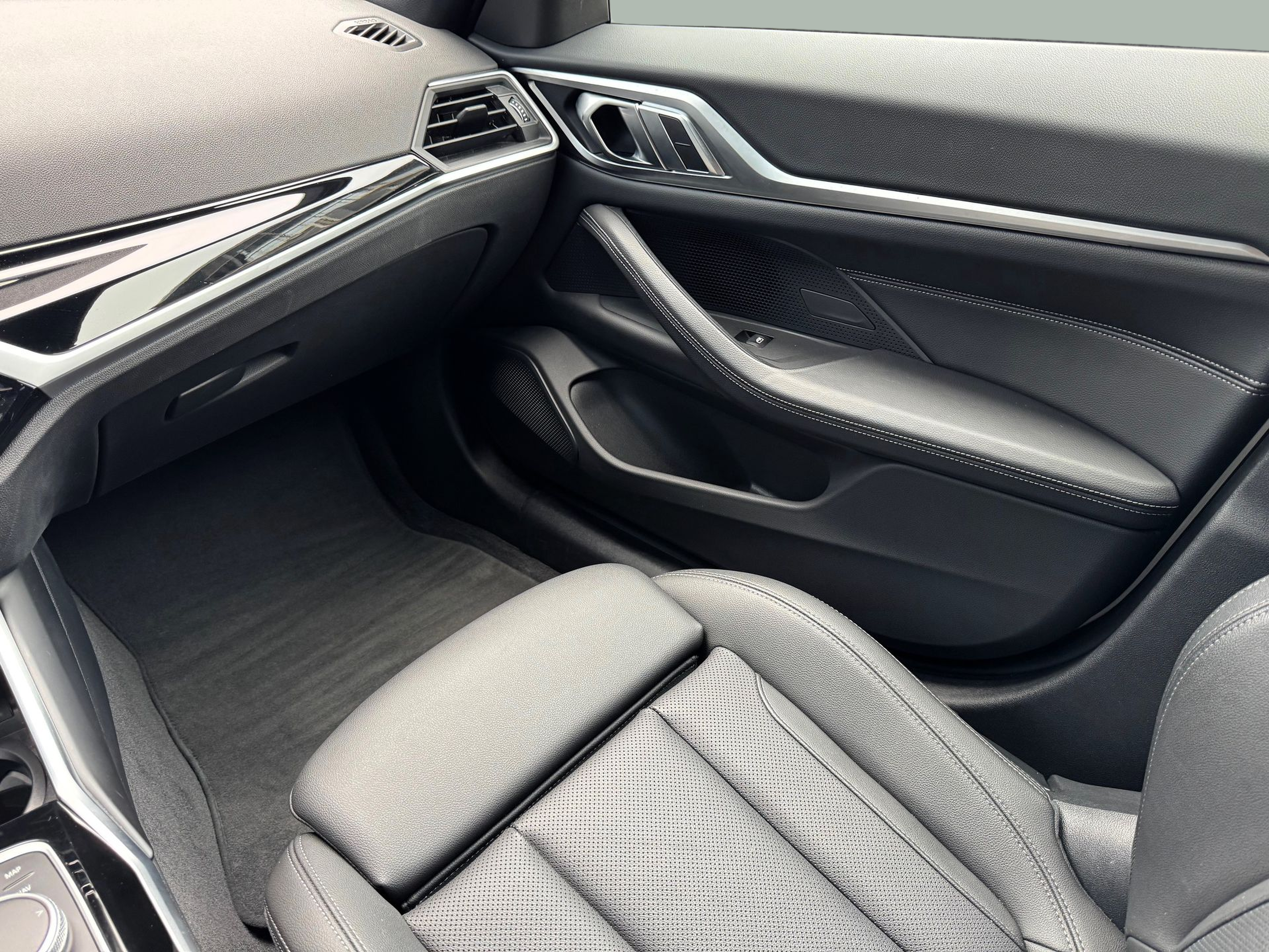 BMW i4 i4 eDrive35 color Blanco. Año 2023. 210KW(286CV). Elétrico. En concesionario Santogal Oeiras de Oeiras