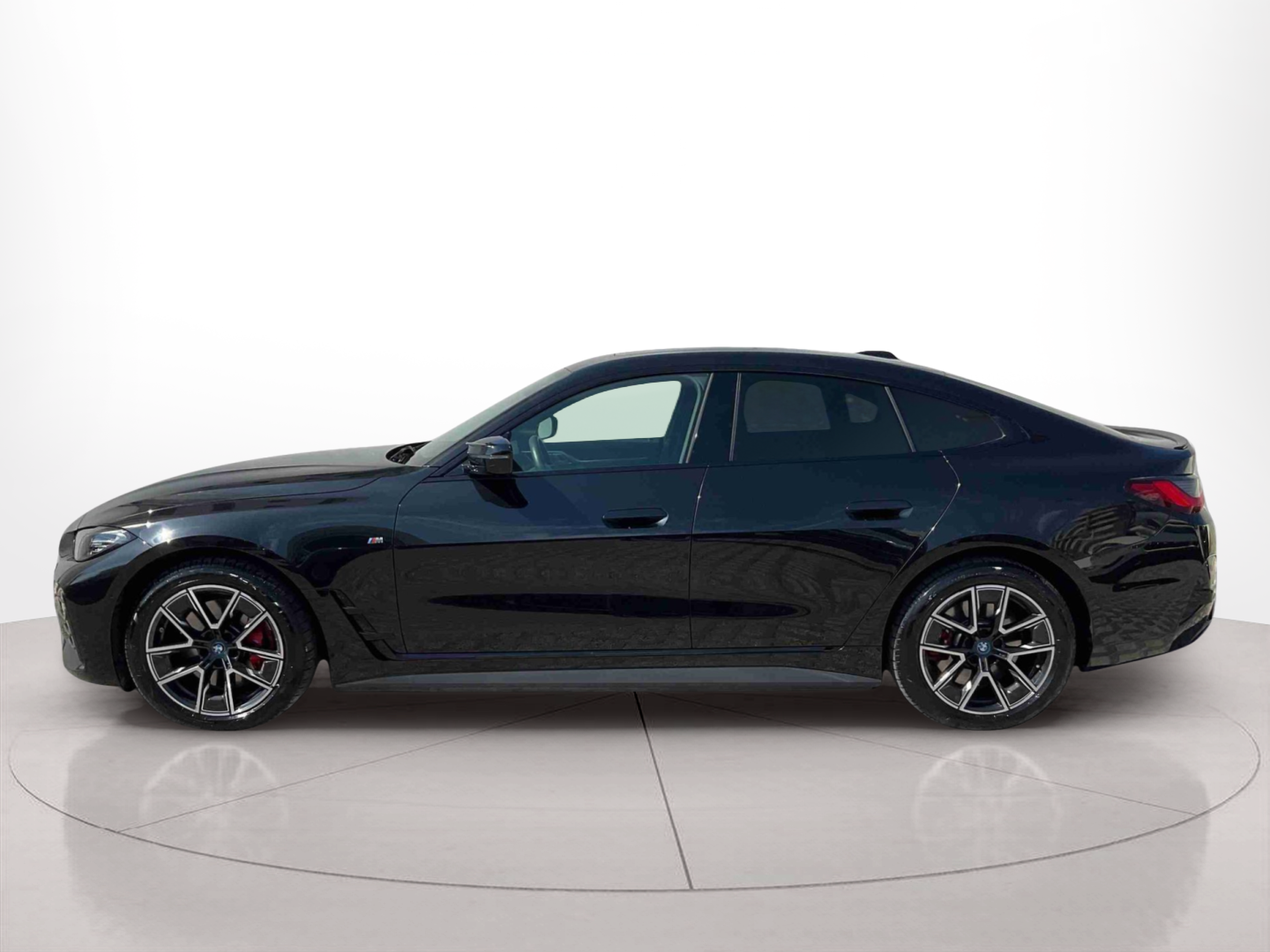 Fotos de BMW i4 i4 M50 color Negro. Año 2023. 400KW(544CV). Elétrico. En concesionario Santogal Setúbal de Setúbal