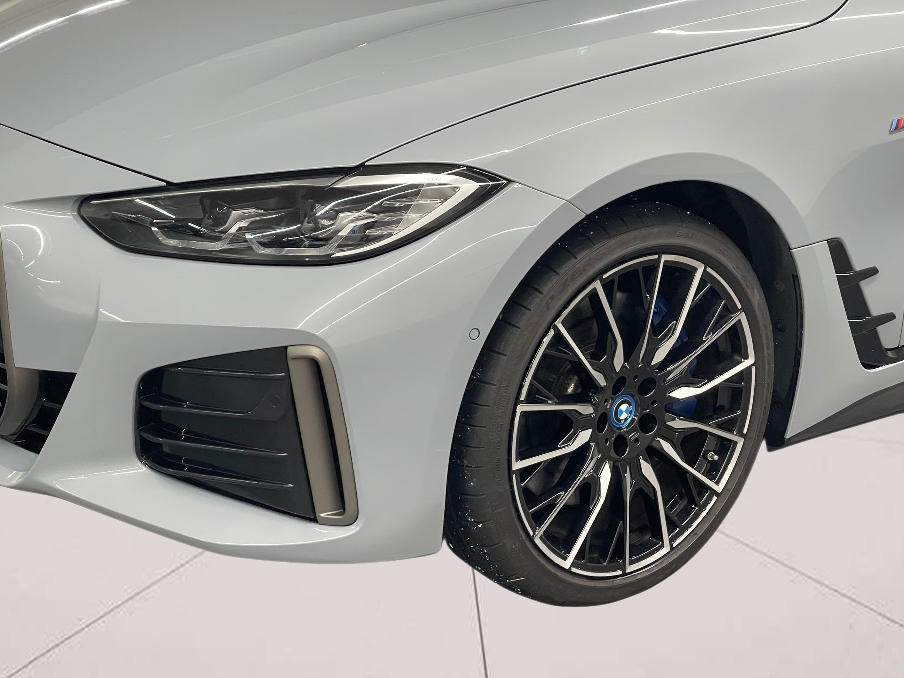 BMW i4 i4 M50 color Gris. Año 2023. 400KW(544CV). Elétrico. En concesionario Santogal Carnaxide de Oeiras