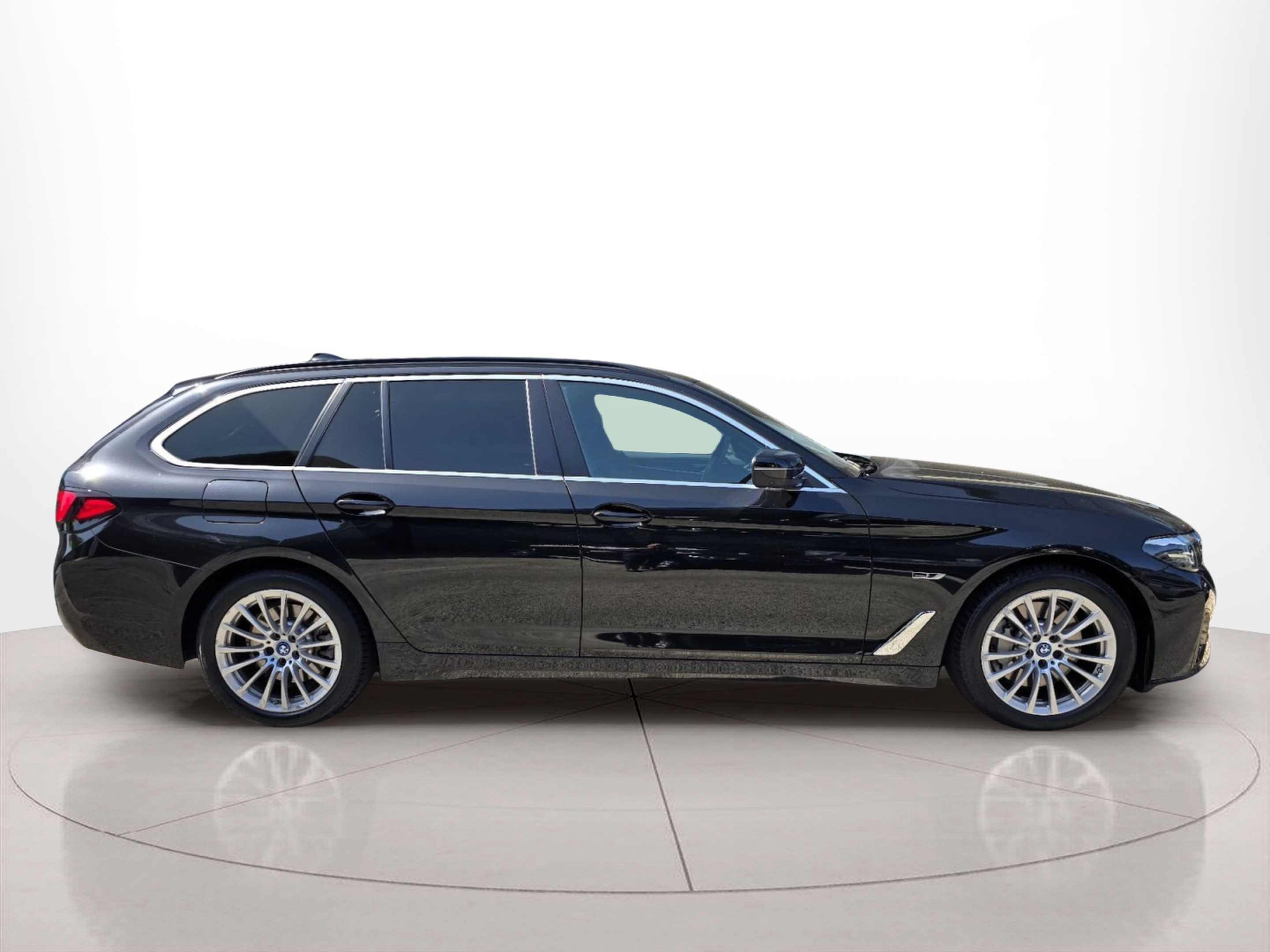 Fotos de BMW Série 5 530e Touring color Negro. Año 2023. 215KW(292CV). Elétrico / Gasolina Híbrido. En concesionario Santogal Oeiras de Oeiras