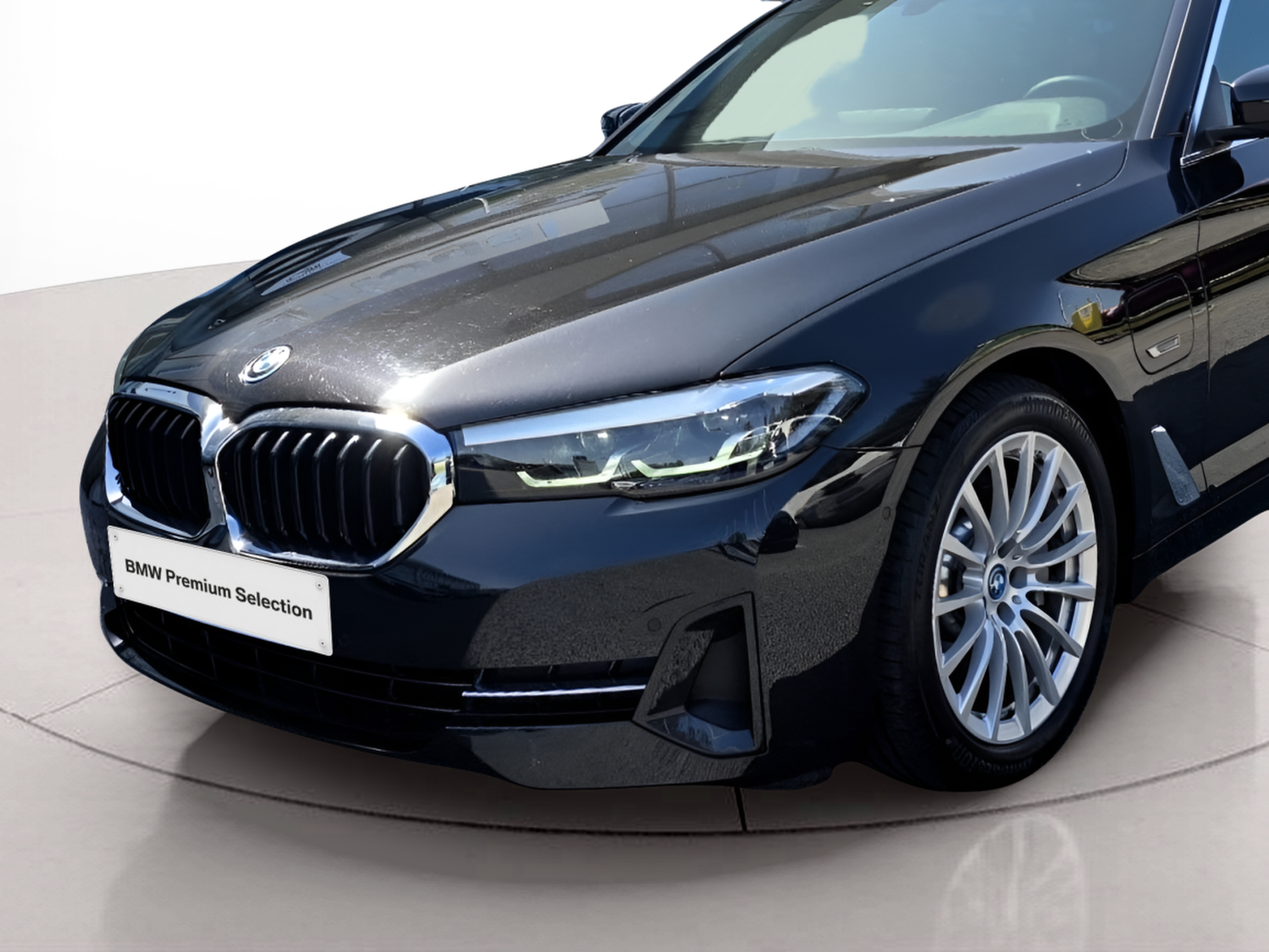 BMW Série 5 530e Touring color Negro. Año 2023. 215KW(292CV). Elétrico / Gasolina Híbrido. En concesionario Santogal Oeiras de Oeiras