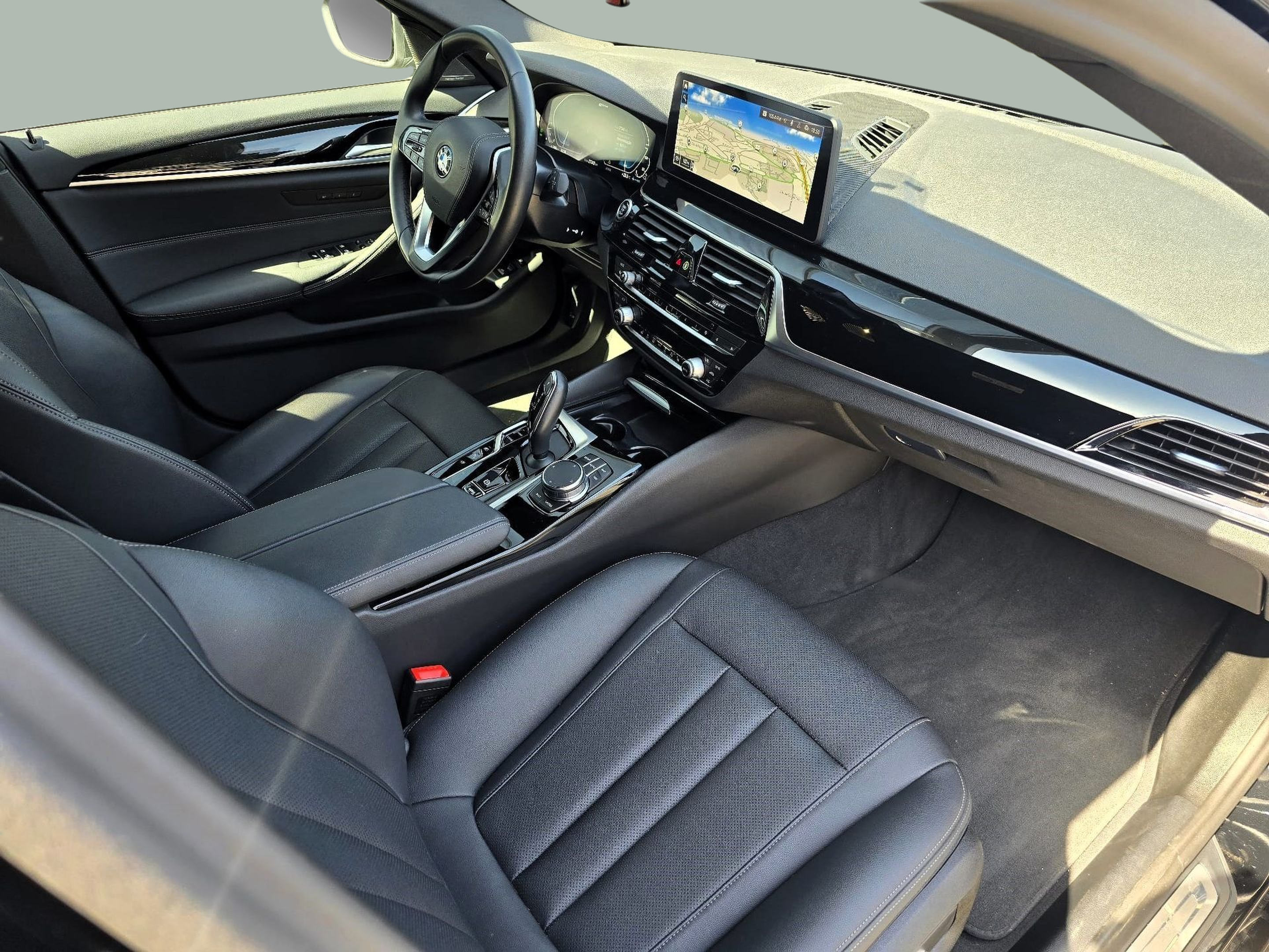 BMW Série 5 530e Touring color Negro. Año 2023. 215KW(292CV). Elétrico / Gasolina Híbrido. En concesionario Santogal Oeiras de Oeiras