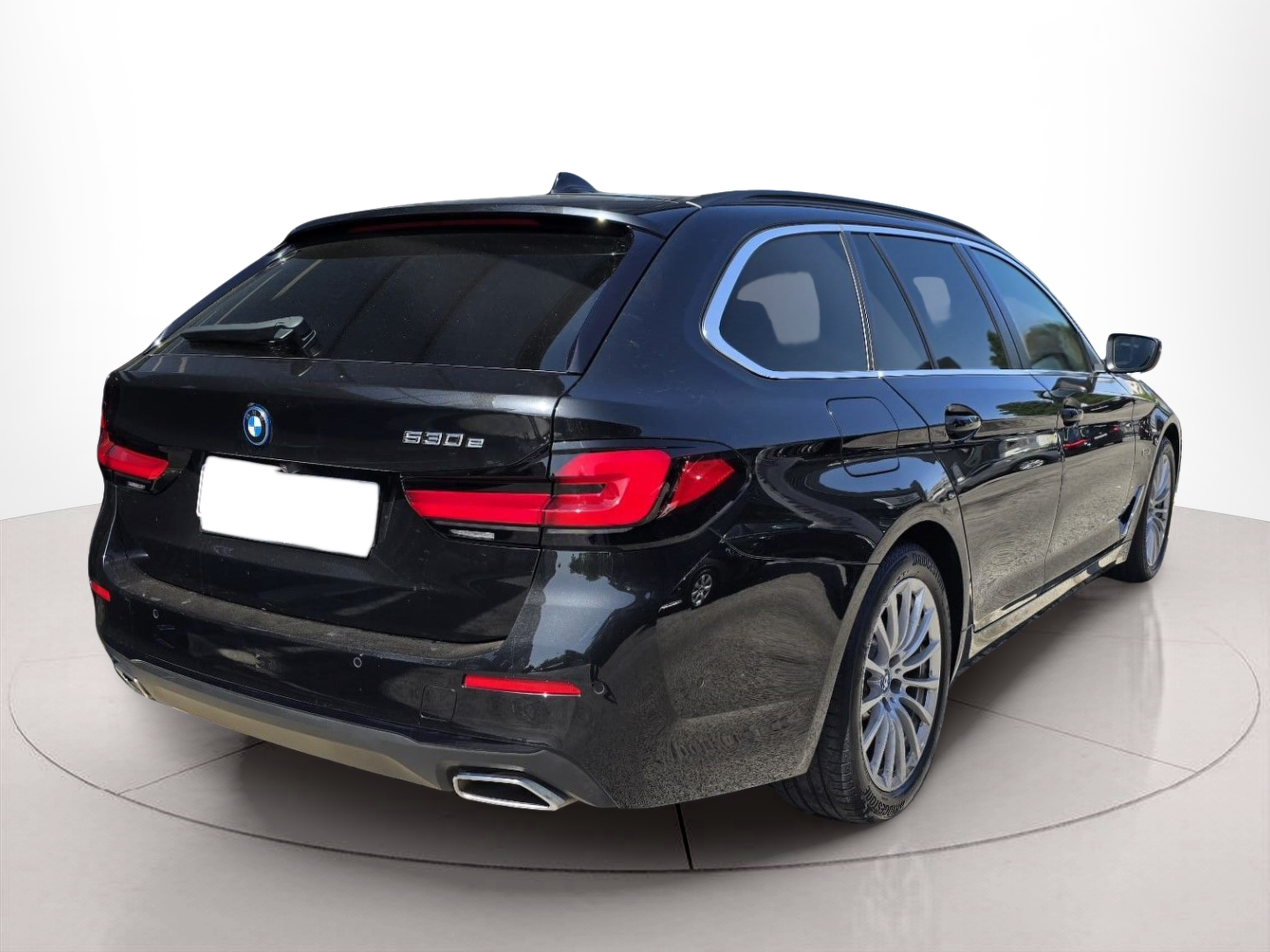 BMW Série 5 530e Touring color Negro. Año 2023. 215KW(292CV). Elétrico / Gasolina Híbrido. En concesionario Santogal Oeiras de Oeiras