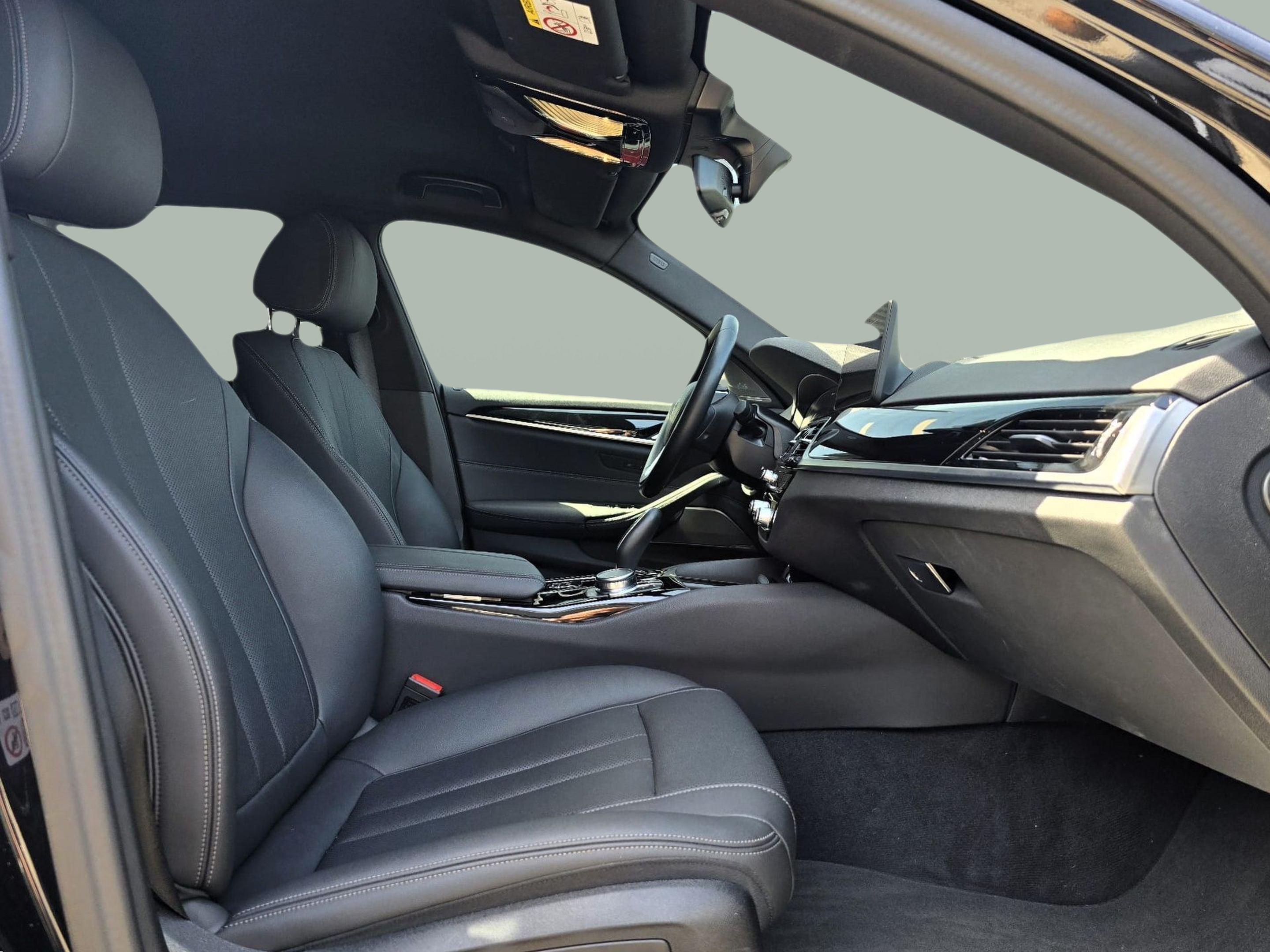 BMW Série 5 530e Touring color Negro. Año 2023. 215KW(292CV). Elétrico / Gasolina Híbrido. En concesionario Santogal Oeiras de Oeiras