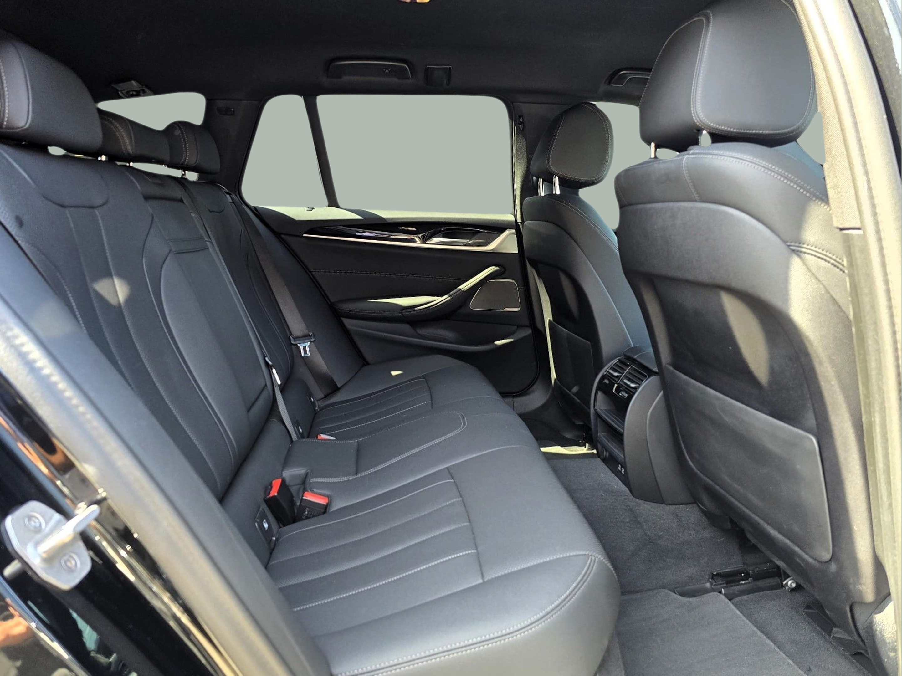 BMW Série 5 530e Touring color Negro. Año 2023. 215KW(292CV). Elétrico / Gasolina Híbrido. En concesionario Santogal Oeiras de Oeiras