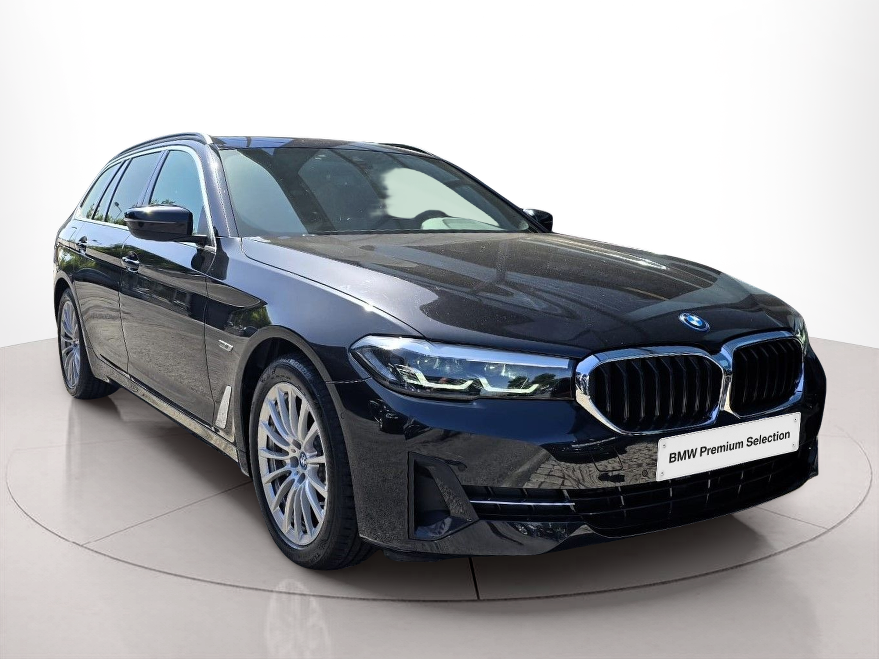 BMW Série 5 530e Touring color Negro. Año 2023. 215KW(292CV). Elétrico / Gasolina Híbrido. En concesionario Santogal Oeiras de Oeiras