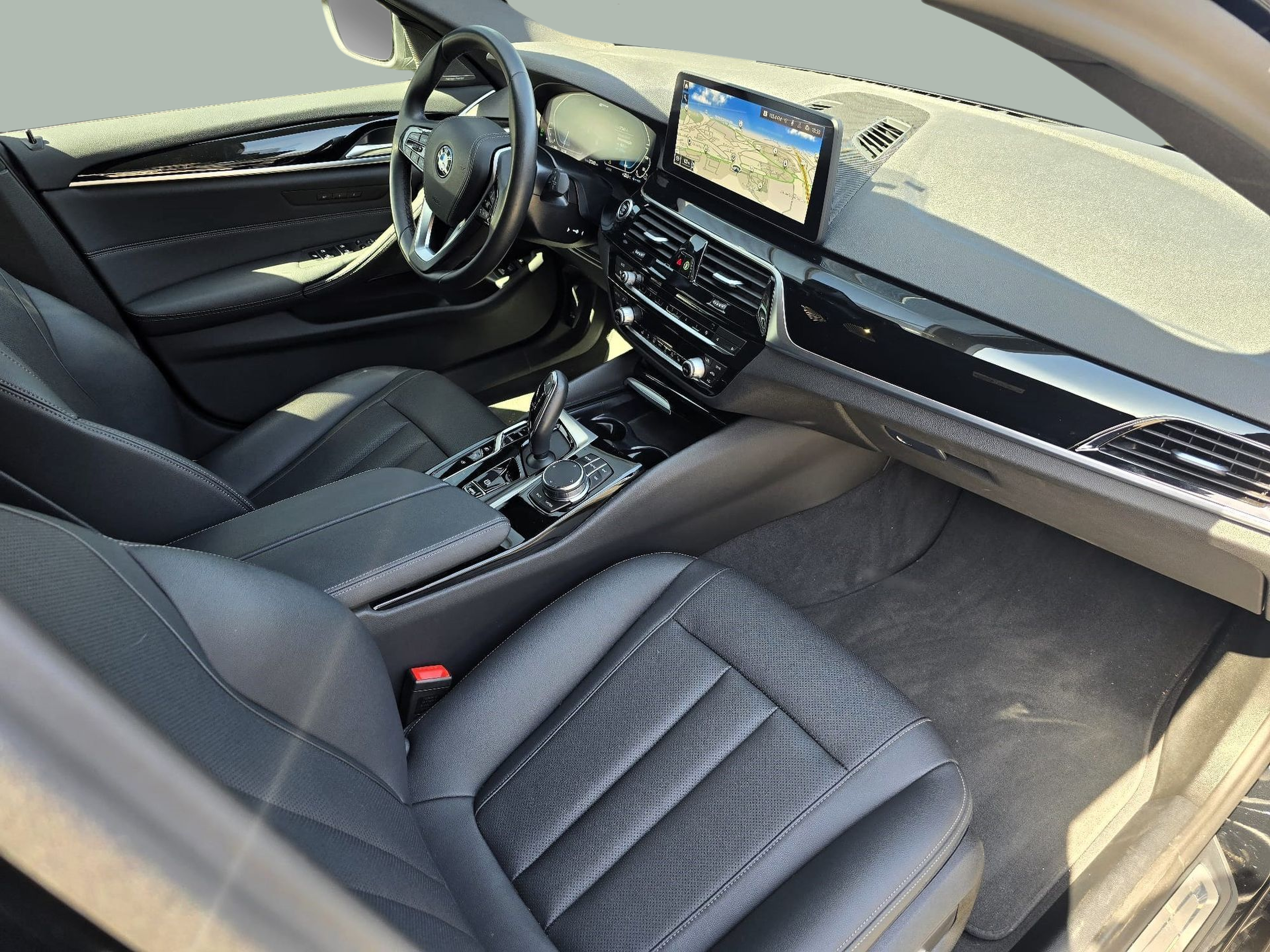 BMW Série 5 530e Touring color Negro. Año 2023. 215KW(292CV). Elétrico / Gasolina Híbrido. En concesionario Santogal Oeiras de Oeiras