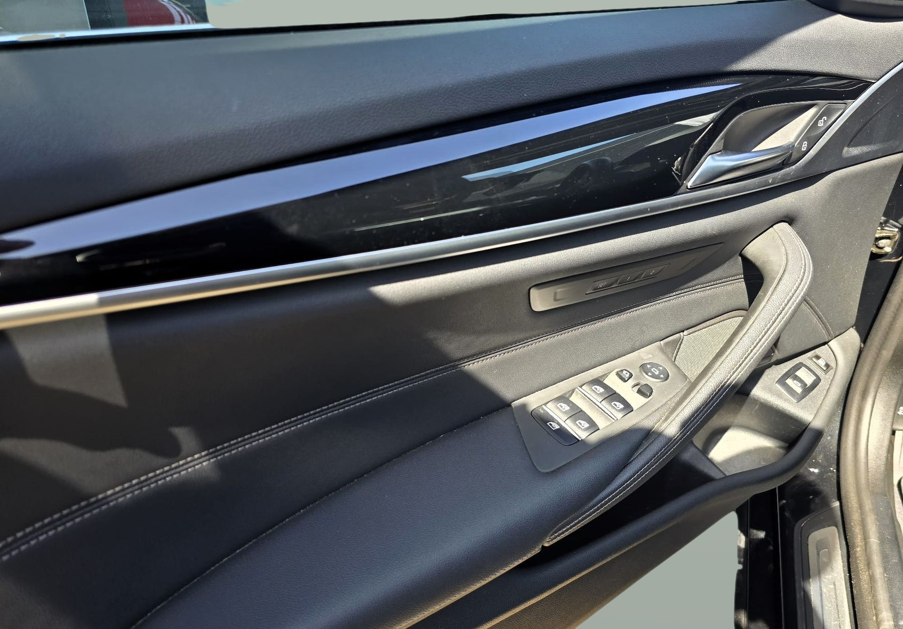 BMW Série 5 530e Touring color Negro. Año 2023. 215KW(292CV). Elétrico / Gasolina Híbrido. En concesionario Santogal Oeiras de Oeiras