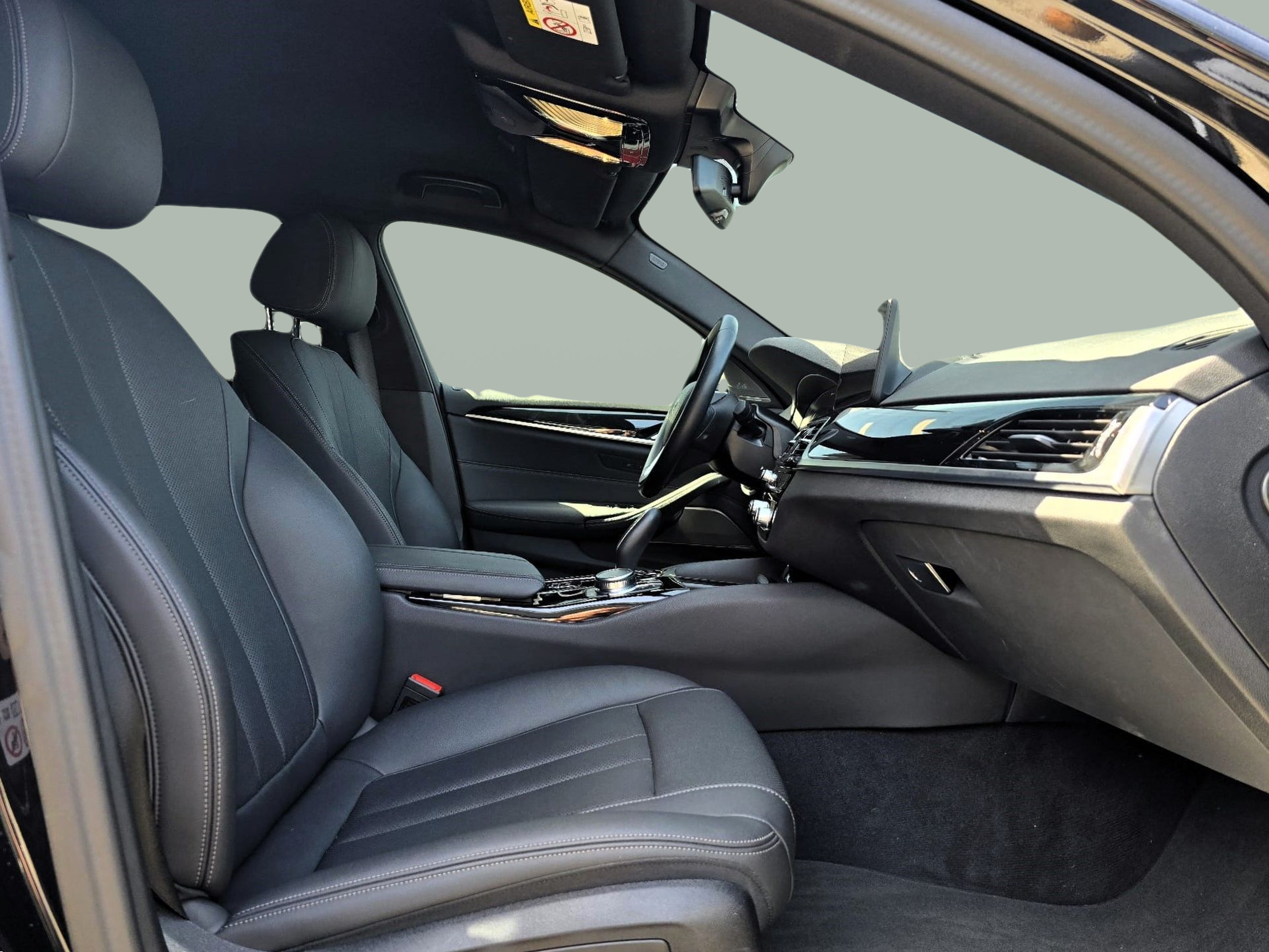 BMW Série 5 530e Touring color Negro. Año 2023. 215KW(292CV). Elétrico / Gasolina Híbrido. En concesionario Santogal Oeiras de Oeiras