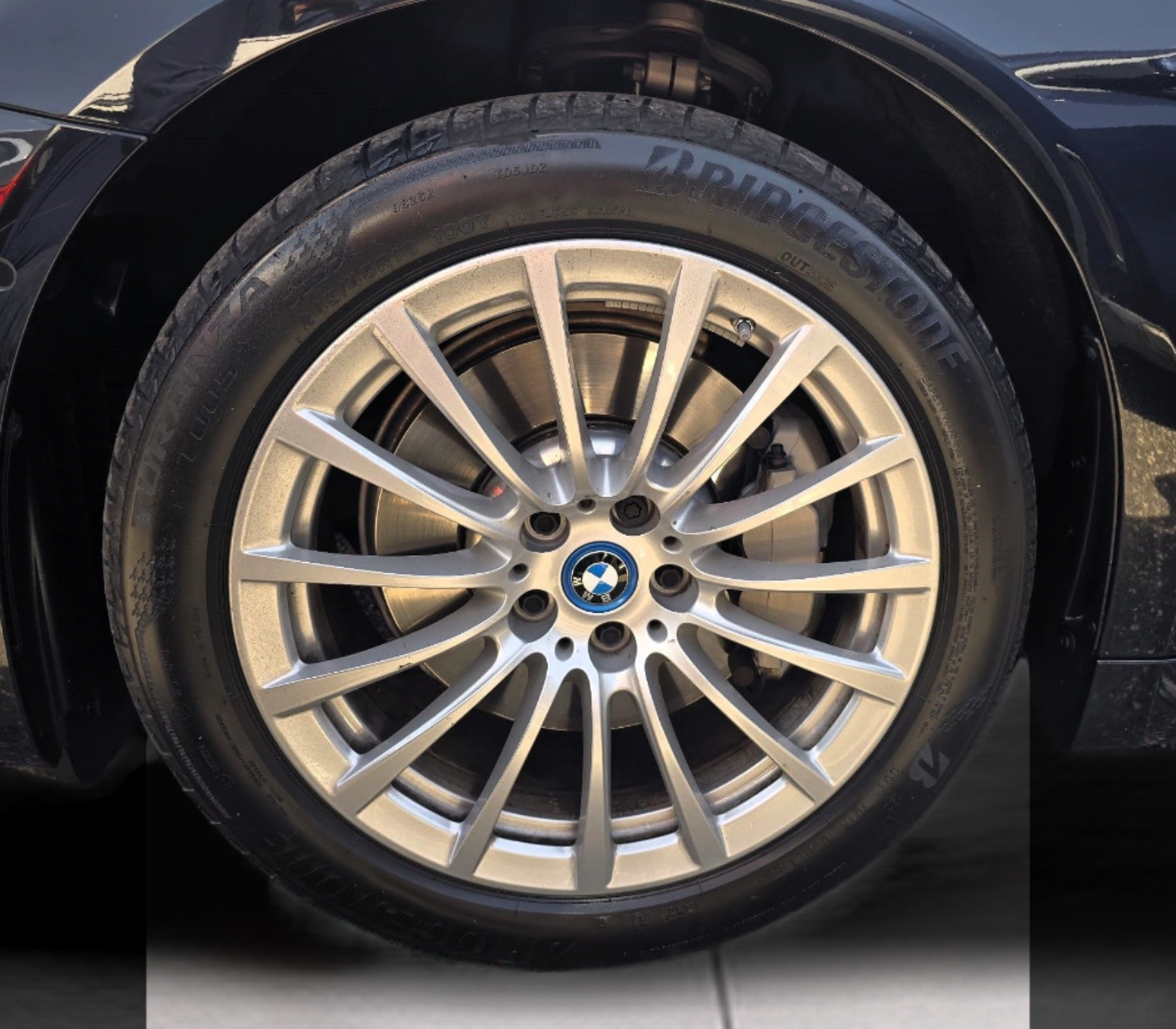 BMW Série 5 530e Touring color Negro. Año 2023. 215KW(292CV). Elétrico / Gasolina Híbrido. En concesionario Santogal Oeiras de Oeiras