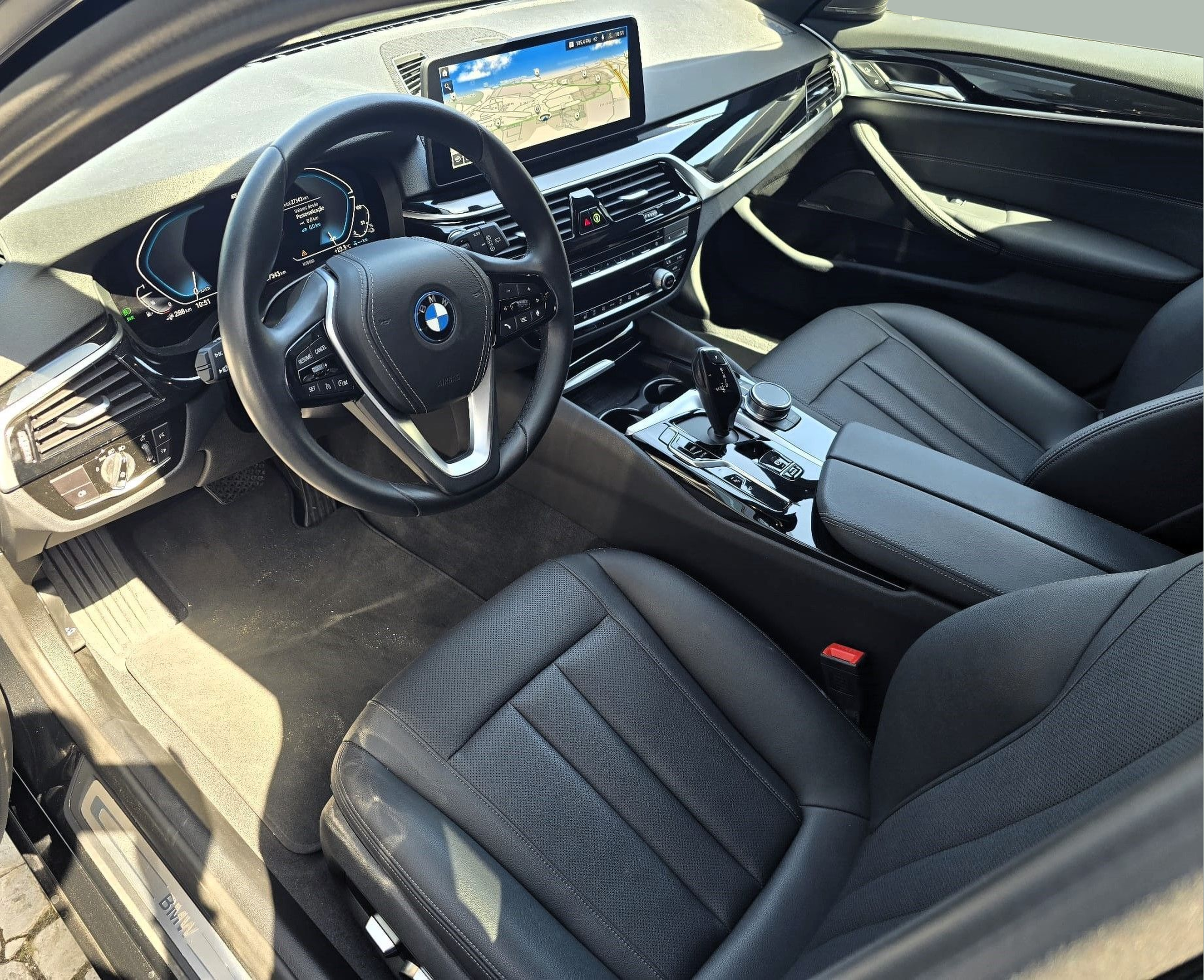 BMW Série 5 530e Touring color Negro. Año 2023. 215KW(292CV). Elétrico / Gasolina Híbrido. En concesionario Santogal Oeiras de Oeiras