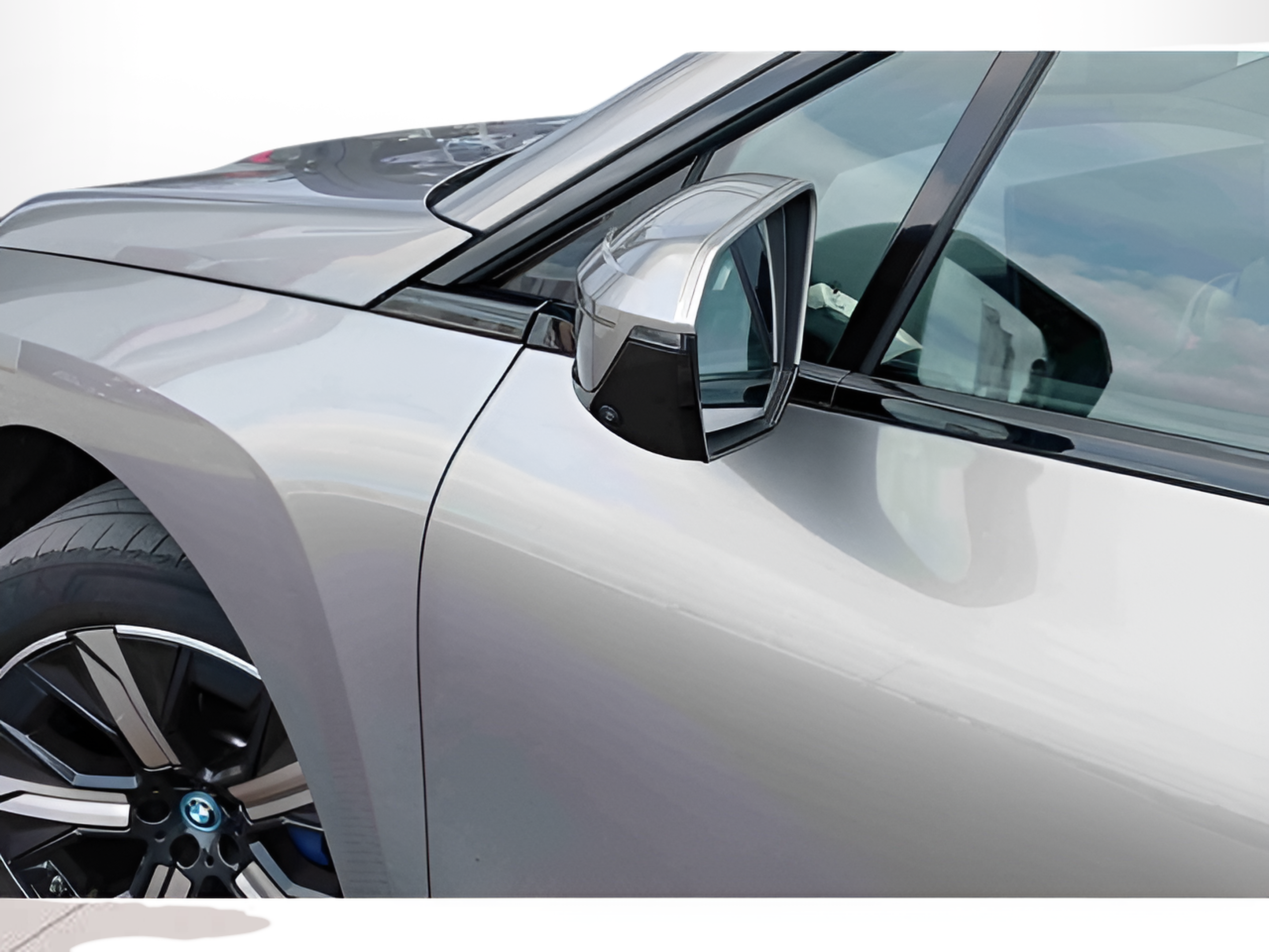 BMW iX xDrive40 color Gris. Año 2023. 240KW(326CV). Elétrico. En concesionario Santogal Seixal de Seixal