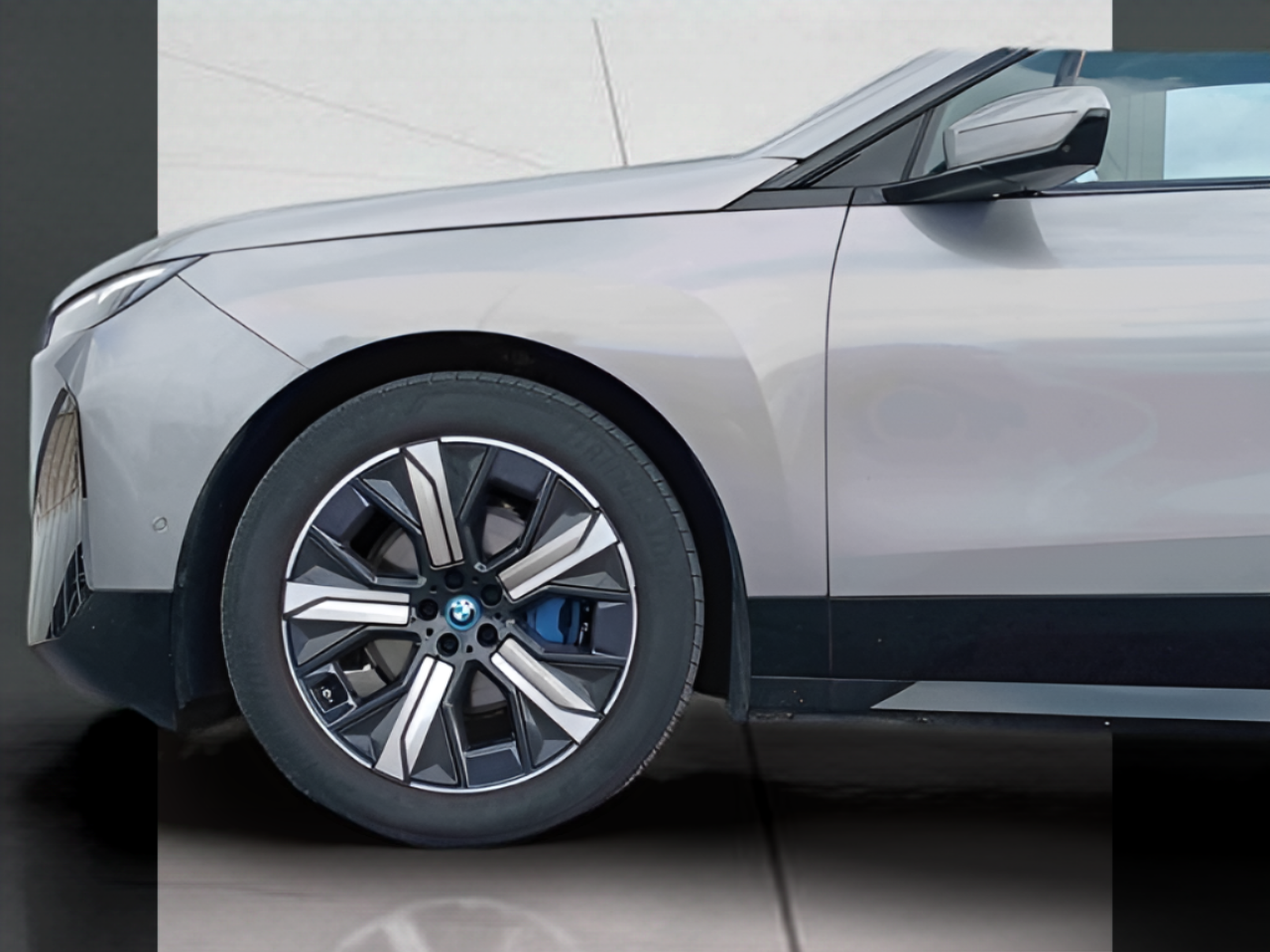 BMW iX xDrive40 color Gris. Año 2023. 240KW(326CV). Elétrico. En concesionario Santogal Seixal de Seixal