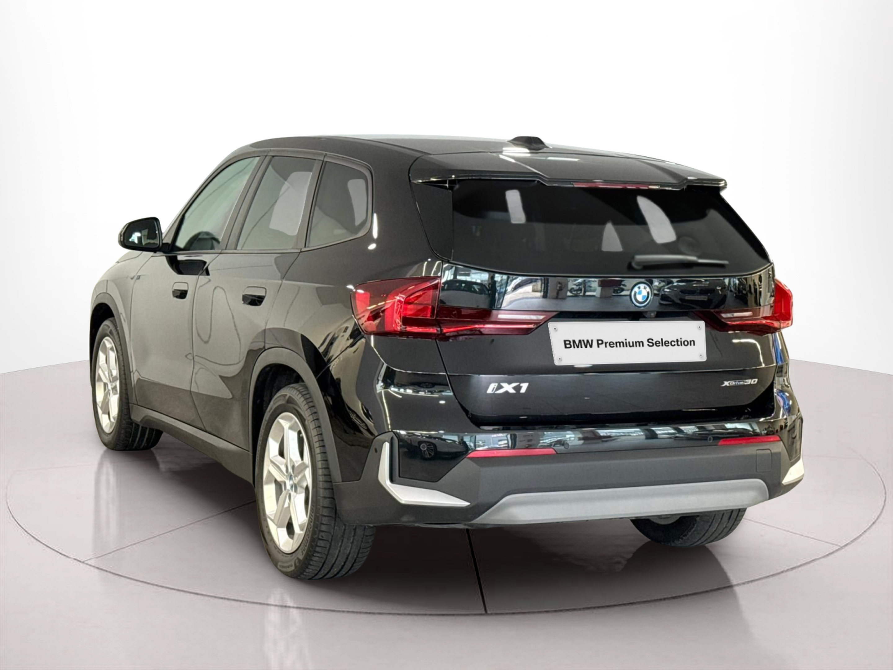 BMW iX1 xDrive30 color Negro. Año 2023. 230KW(313CV). Elétrico. En concesionario Santogal Carnaxide de Oeiras