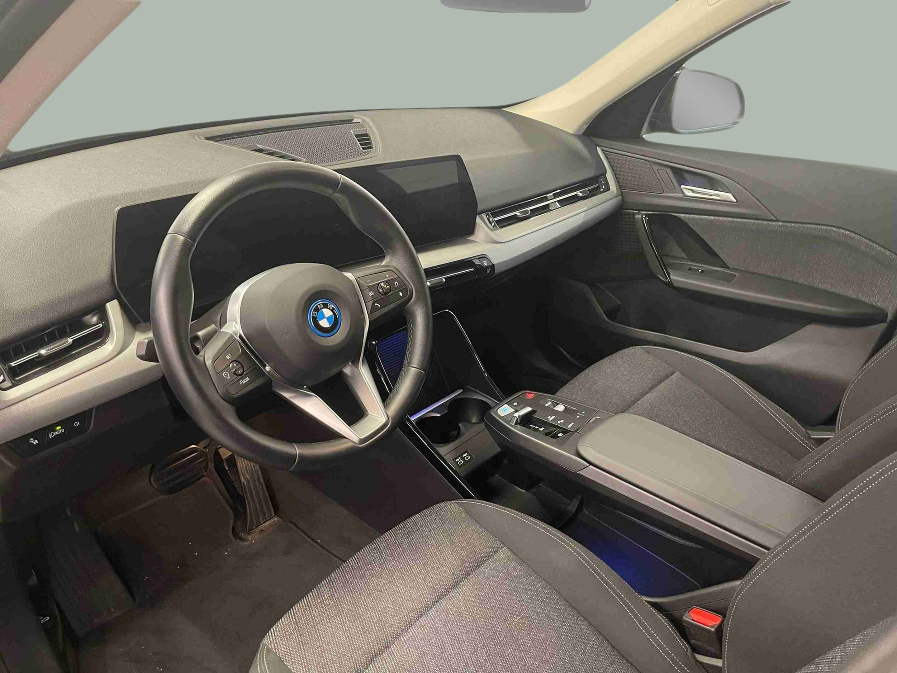 BMW iX1 xDrive30 color Negro. Año 2023. 230KW(313CV). Elétrico. En concesionario Santogal Carnaxide de Oeiras