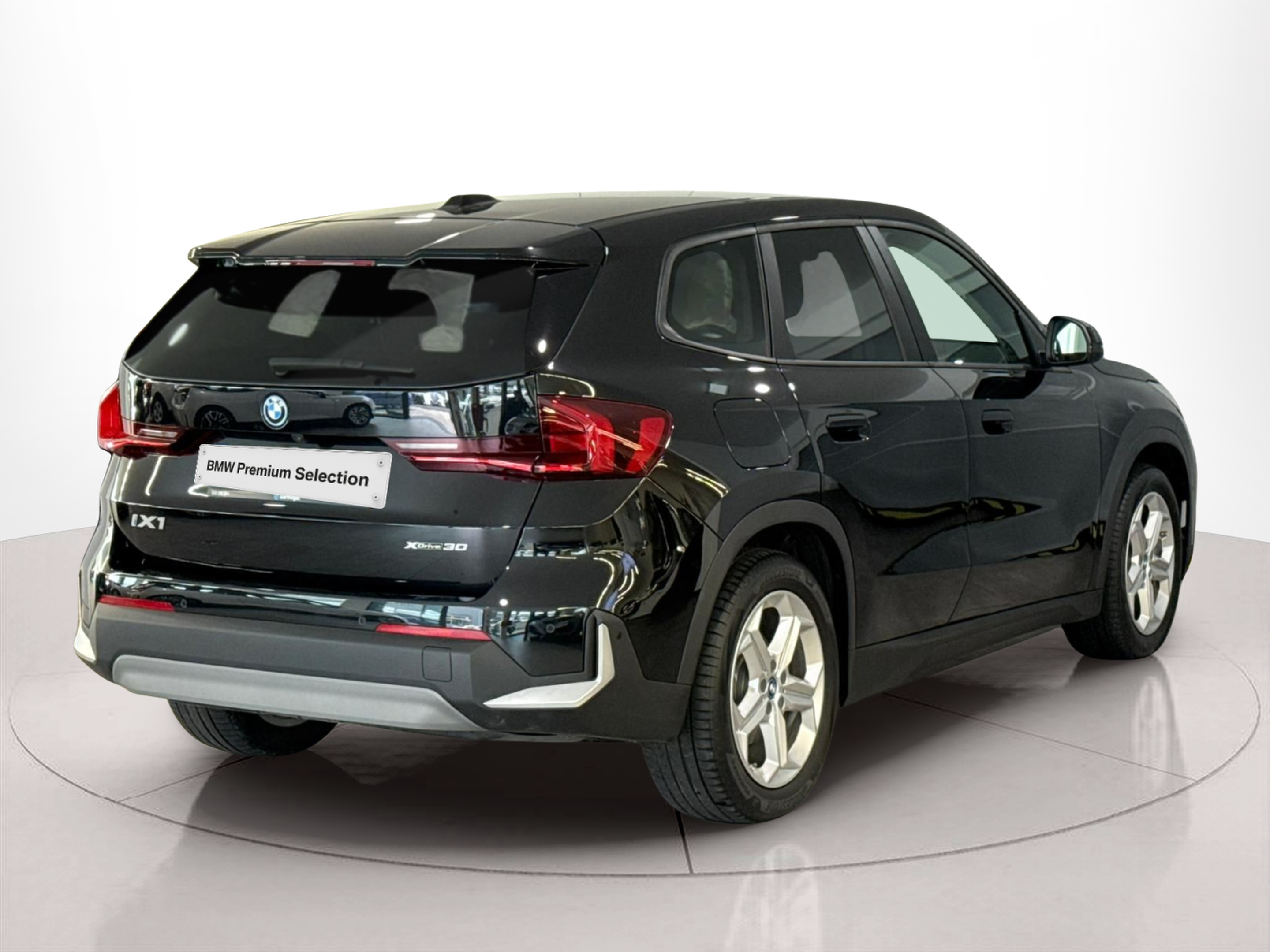 BMW iX1 xDrive30 color Negro. Año 2023. 230KW(313CV). Elétrico. En concesionario Santogal Carnaxide de Oeiras