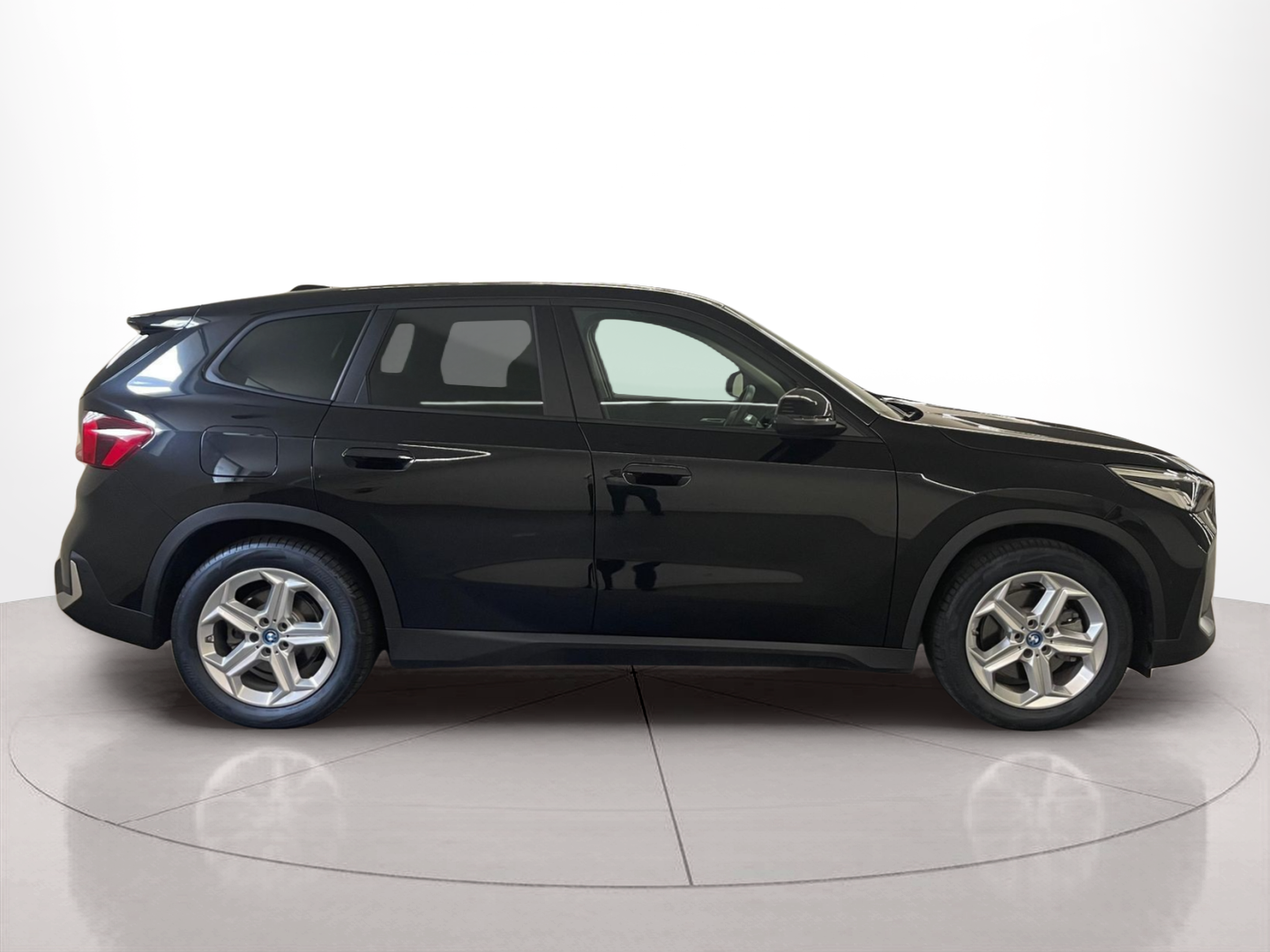 Fotos de BMW iX1 xDrive30 color Negro. Año 2023. 230KW(313CV). Elétrico. En concesionario Santogal Carnaxide de Oeiras