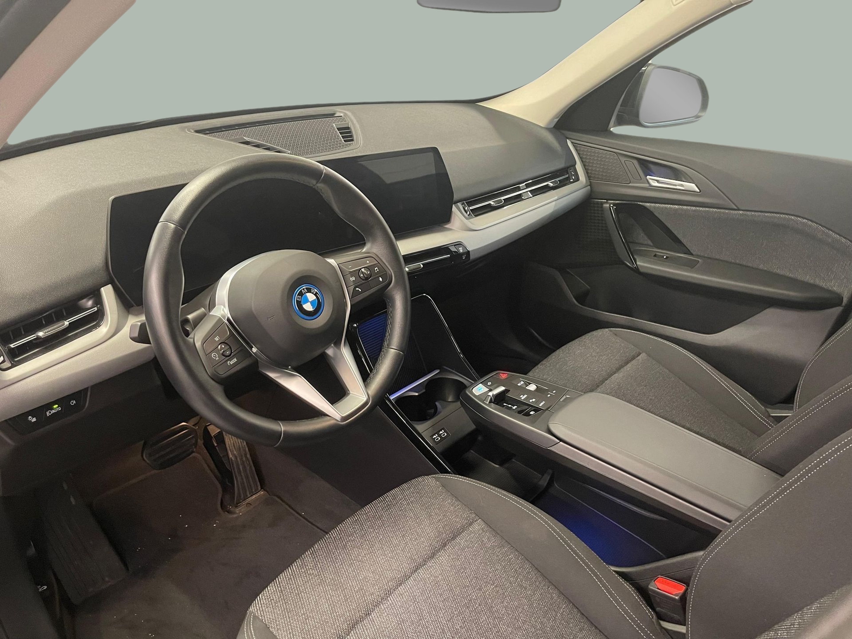 BMW iX1 xDrive30 color Negro. Año 2023. 230KW(313CV). Elétrico. En concesionario Santogal Carnaxide de Oeiras
