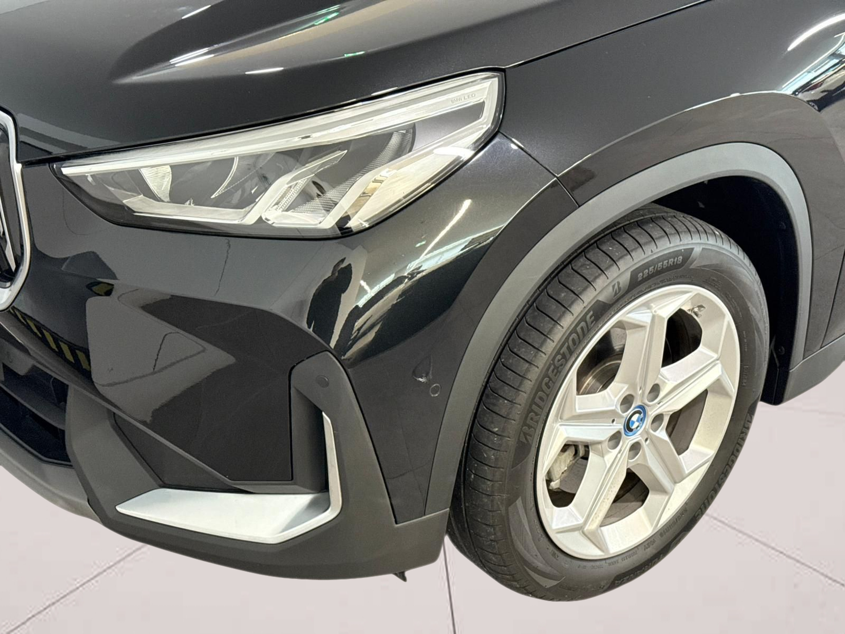 BMW iX1 xDrive30 color Negro. Año 2023. 230KW(313CV). Elétrico. En concesionario Santogal Carnaxide de Oeiras