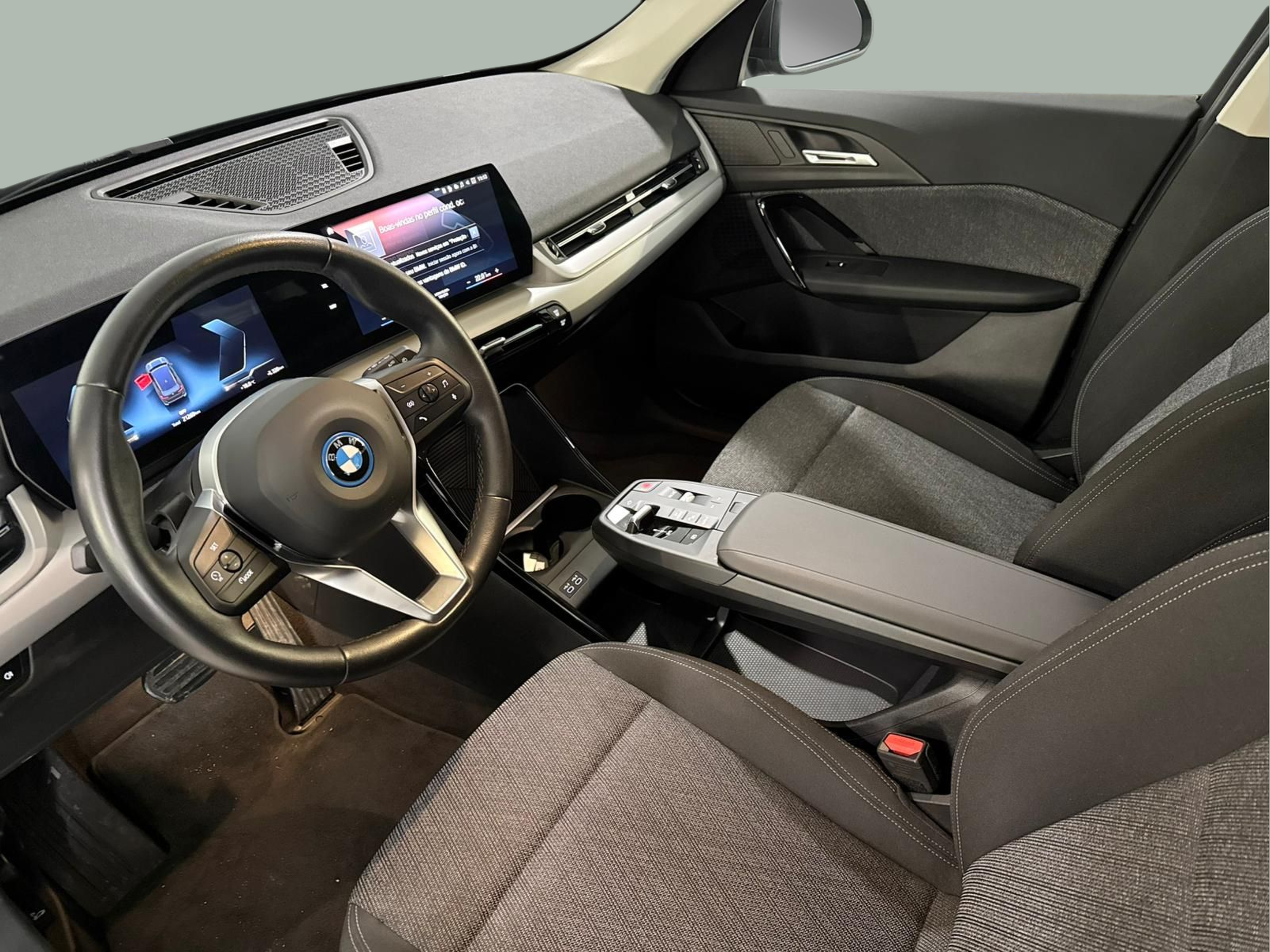 BMW iX1 xDrive30 color Negro. Año 2023. 230KW(313CV). Elétrico. En concesionario Santogal Carnaxide de Oeiras