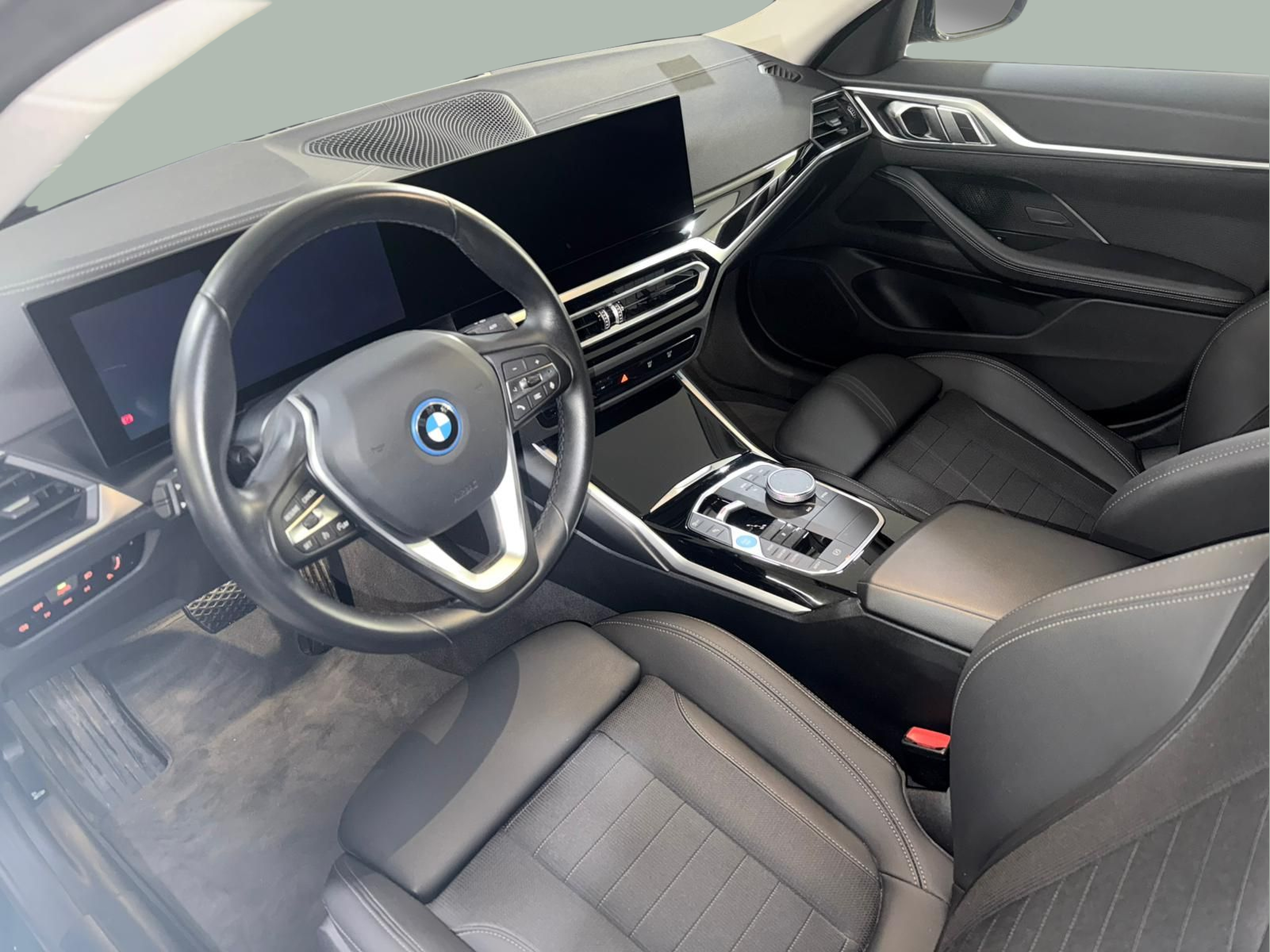 BMW i4 i4 eDrive40 color Verde. Año 2023. 250KW(340CV). Elétrico. En concesionario Santogal Carnaxide de Oeiras