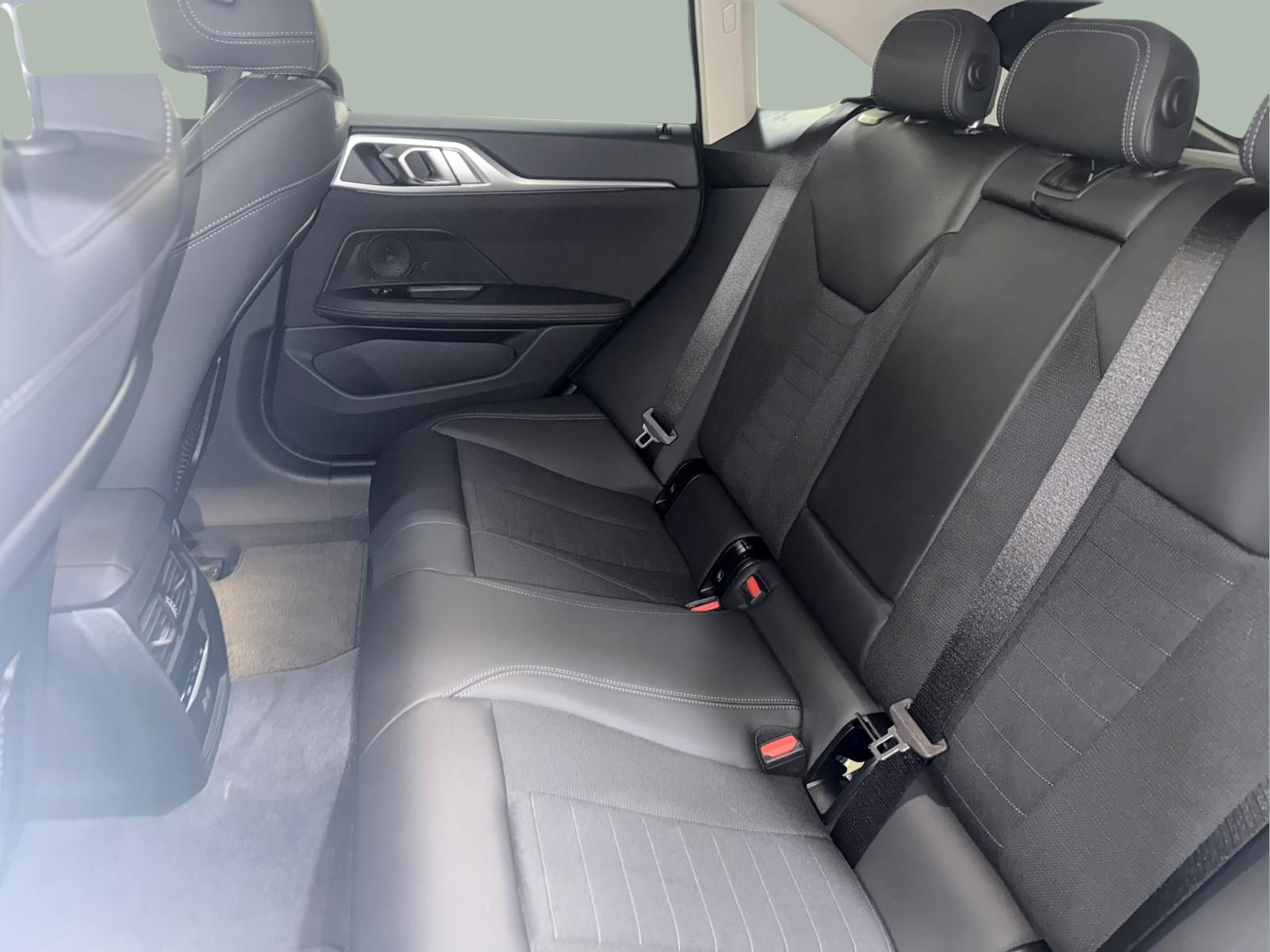 BMW i4 i4 eDrive40 color Verde. Año 2023. 250KW(340CV). Elétrico. En concesionario Santogal Carnaxide de Oeiras